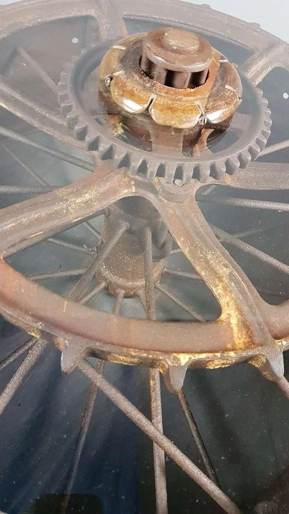 antique-iron-tractor-wheel-coffee-table_10075_pic5_size2.jpg