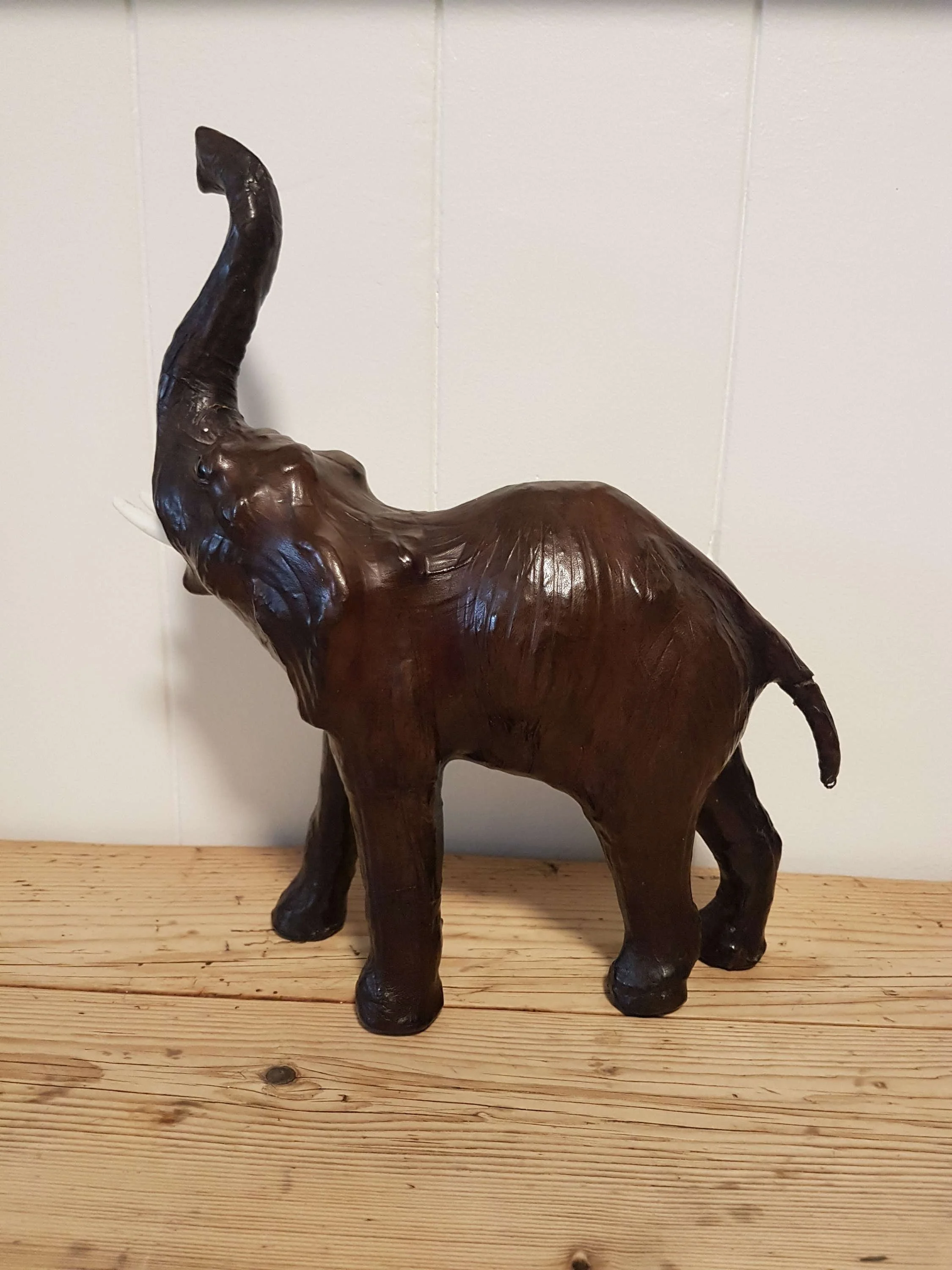 small-leather-wrapped-elephant-retailed-by-liberty-of-london_10218_pic3_size4.jpg