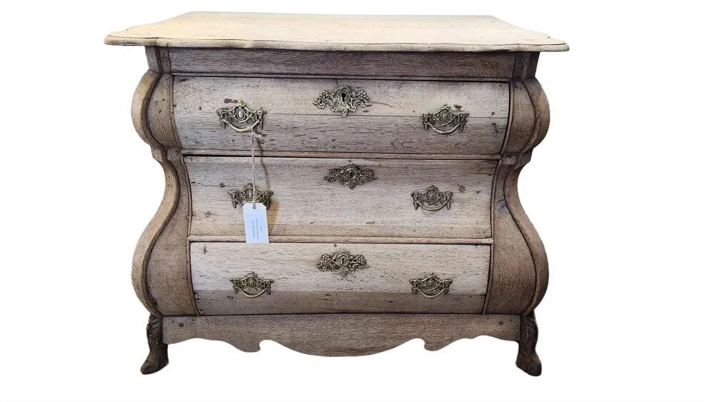 bleached-18thc-dutch-oak-bombe-commode_10272_pic2_size2.jpg