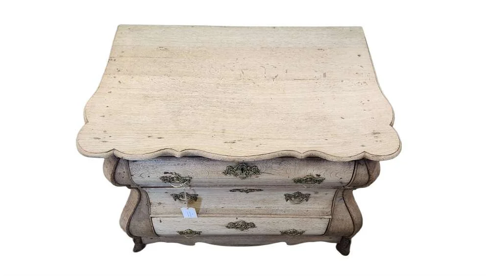 bleached-18thc-dutch-oak-bombe-commode_10272_pic4_size2.jpg