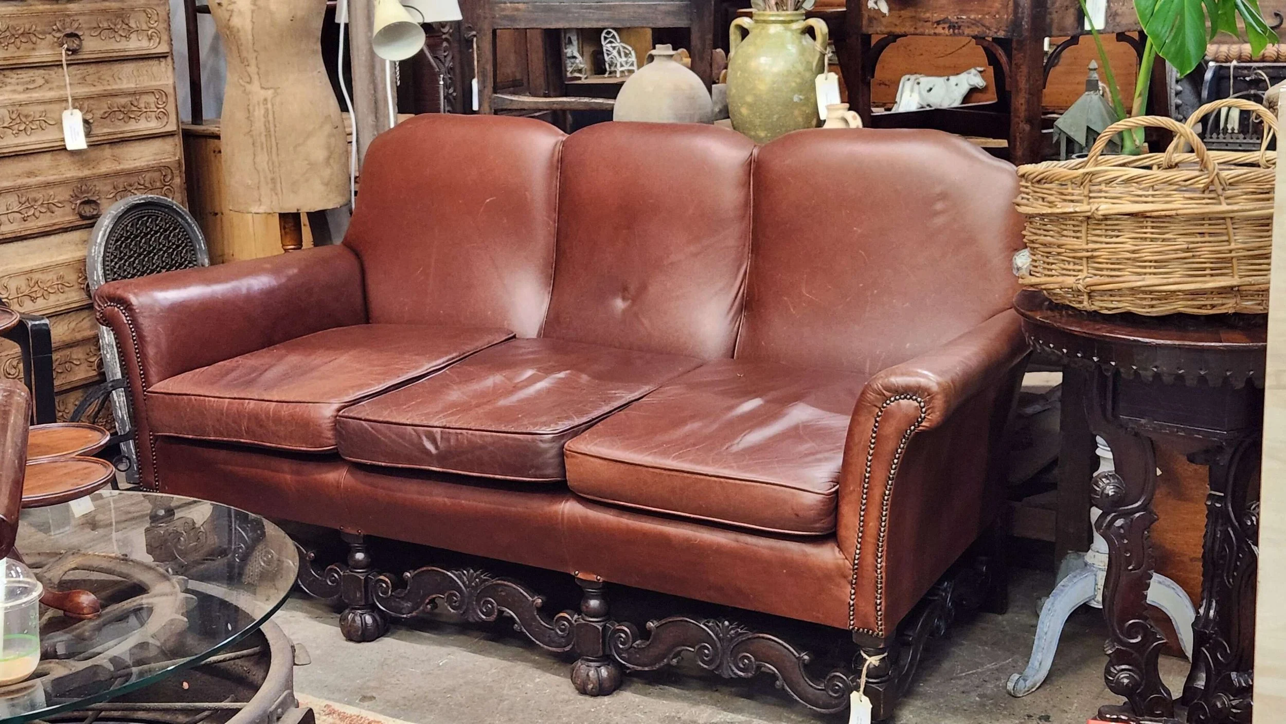 1920-s-jacobean-style-carved-oak-show-frame-leather-settee_10291_pic3_size4.jpg