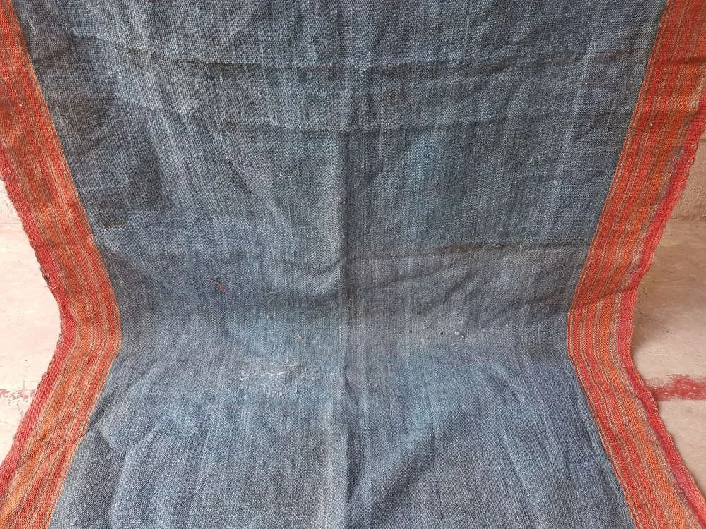 antique-hand-woven-knotted-indigo-blue-rug-with-ground-red-surround_10164_pic4_size2.jpg