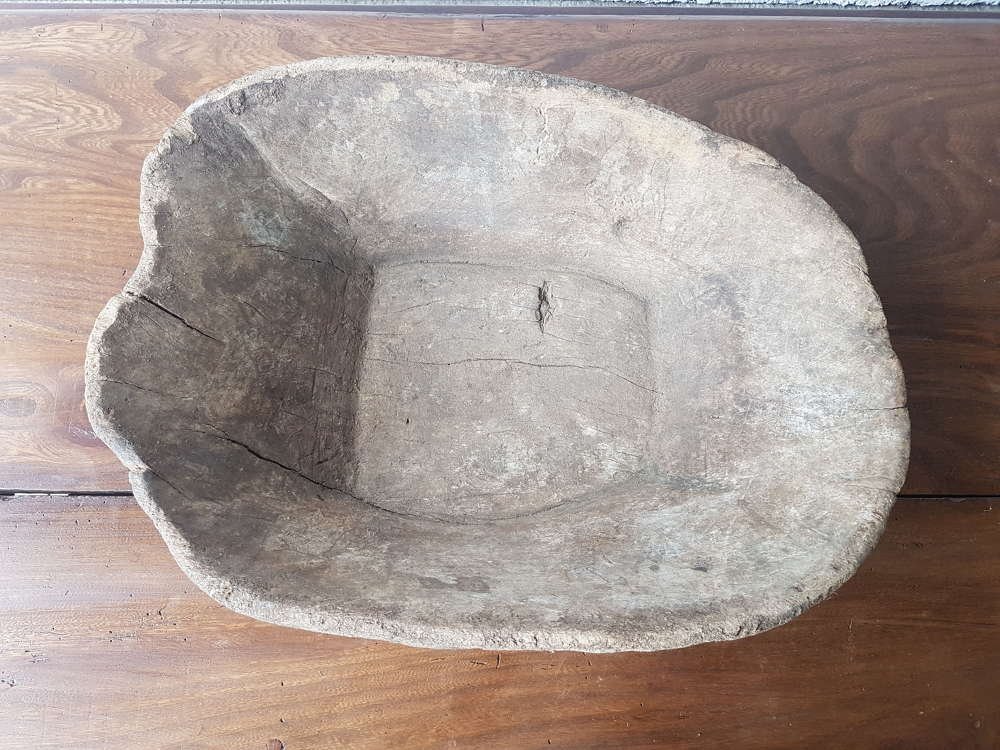 19thc-dug-out-bowl-from-the-carpathian-mountains_10188_pic4_size2.jpg