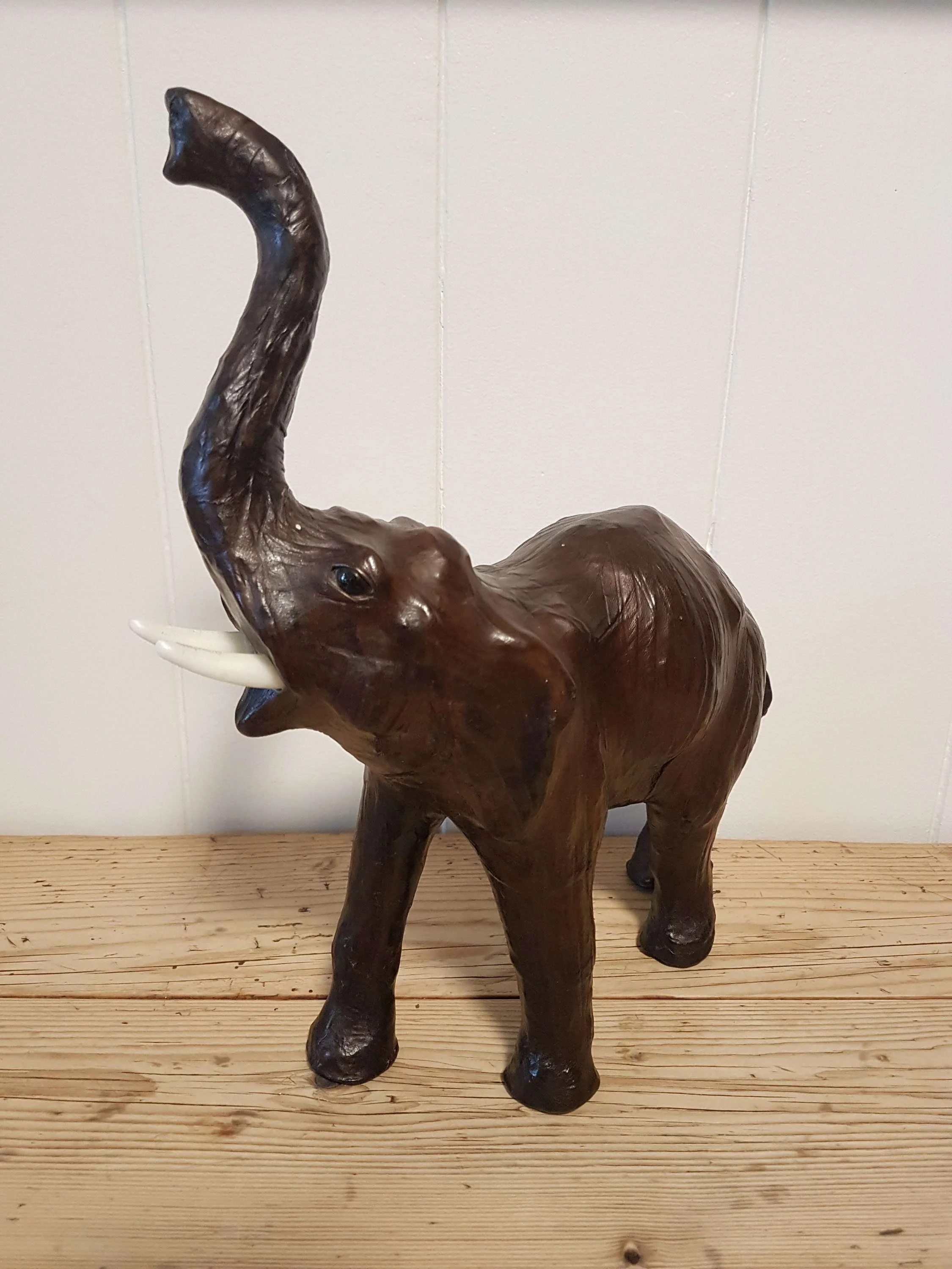 small-leather-wrapped-elephant-retailed-by-liberty-of-london_10218_pic2_size4.jpg