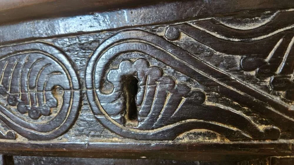 17thc-english-oak-coffer_10270_pic2_size2.jpg