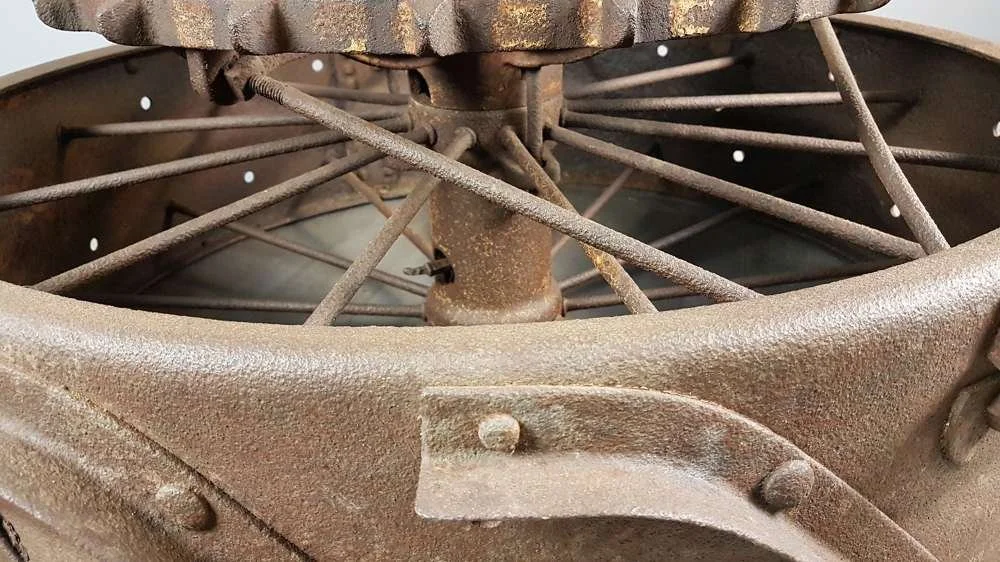 antique-iron-tractor-wheel-coffee-table_10075_pic6_size2.jpg