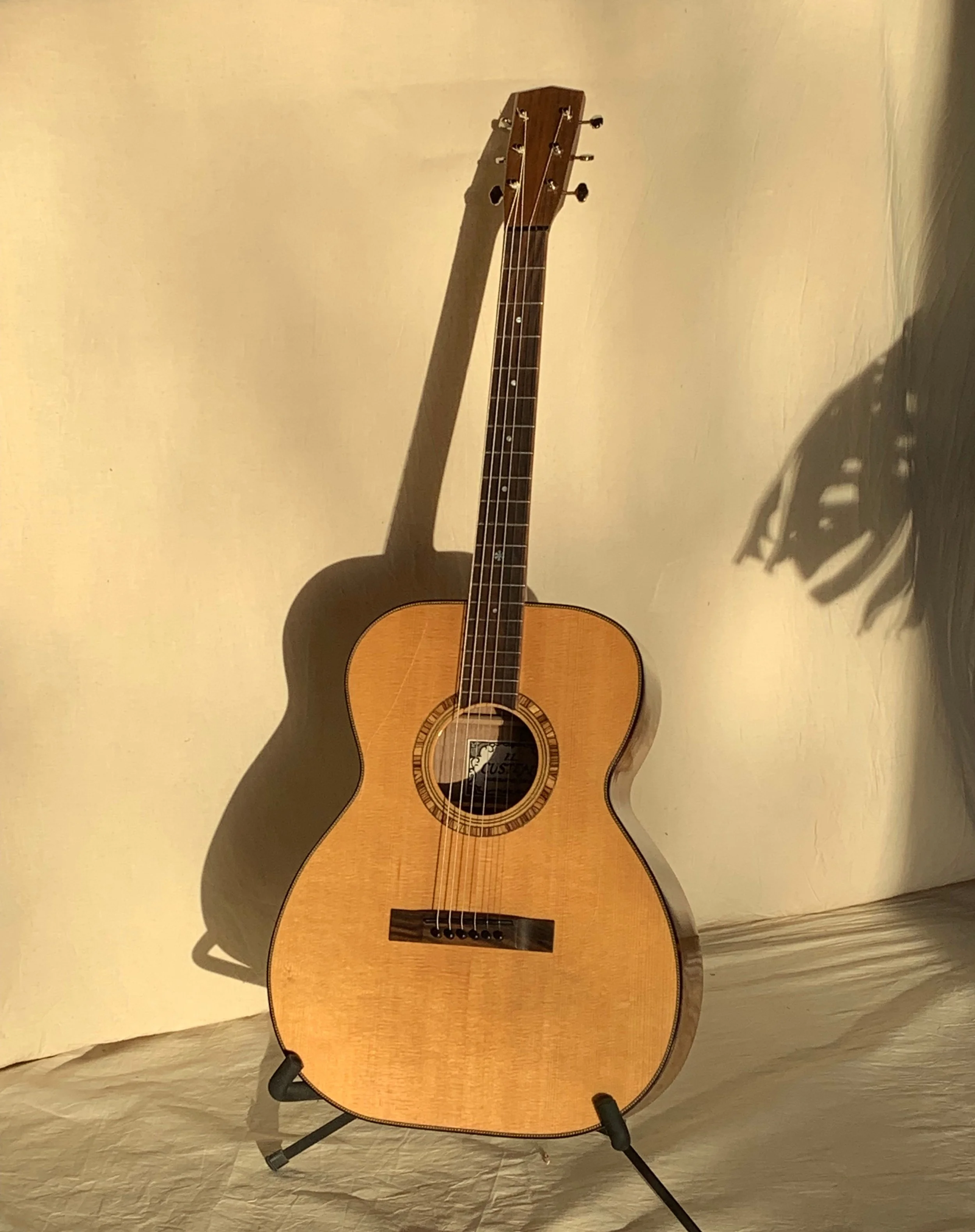 OM GUITAR
