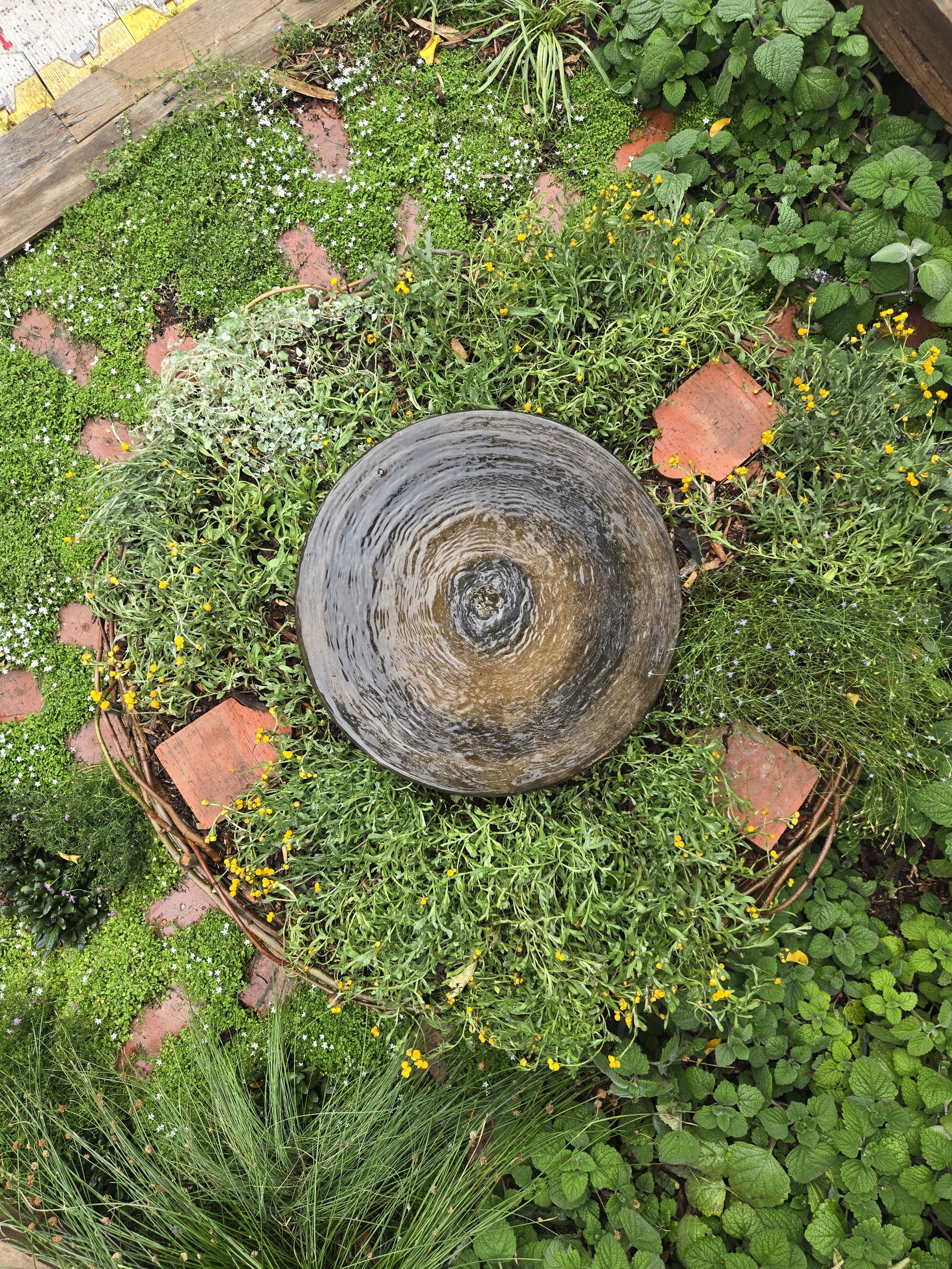 Water feature planter