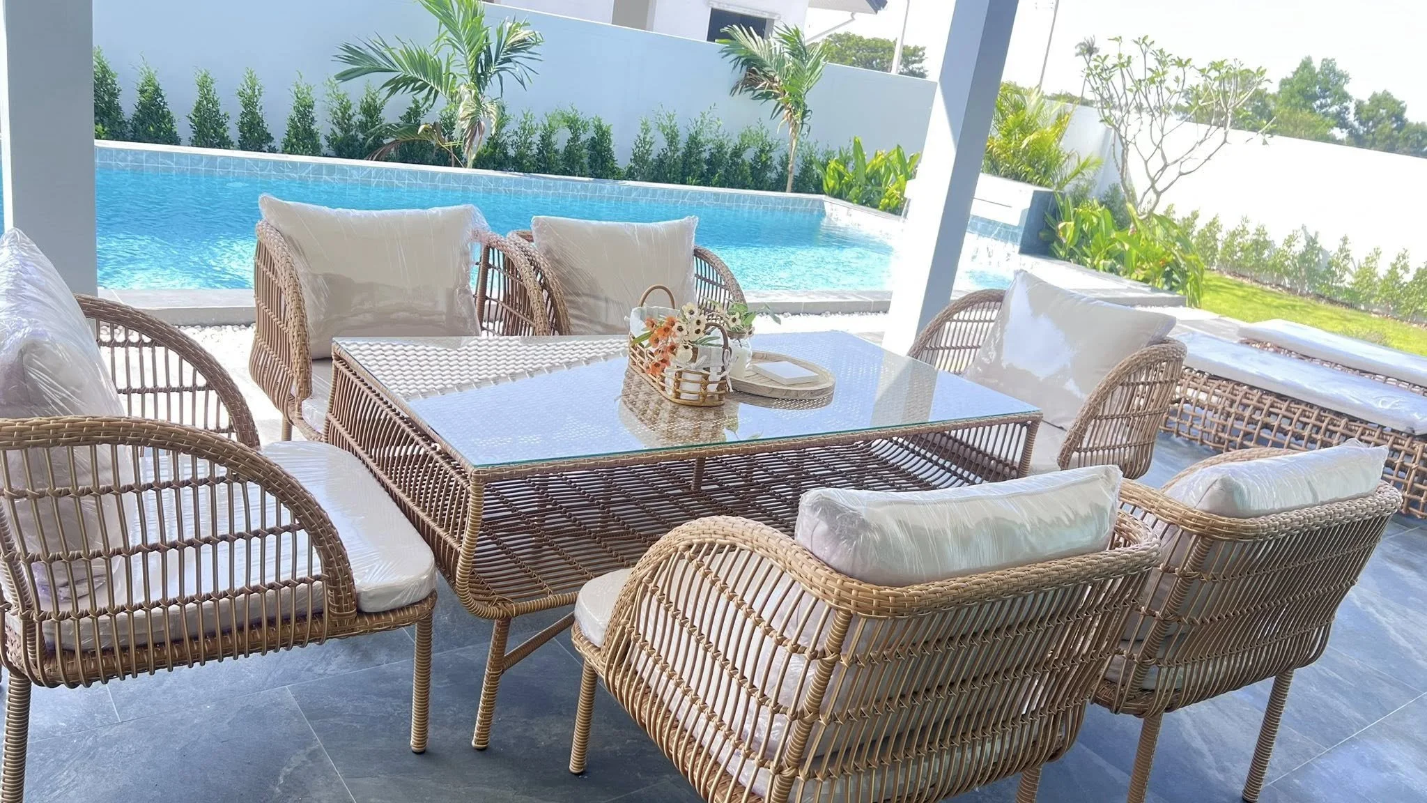 The Verdant Sanctuary: A Contemporary Haven of Light