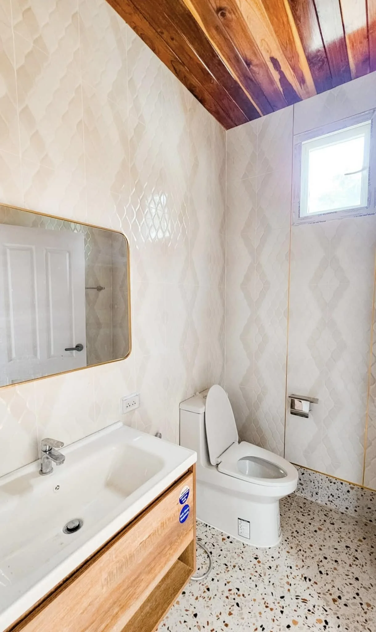 Sophisticated Guest Bath: A beautifully appointed secondary bathroom mirroring the villa's high-end aesthetic.