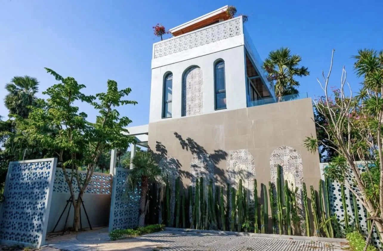 Unique Facade: A striking architectural detail featuring elegant arched windows and textured stone accents.