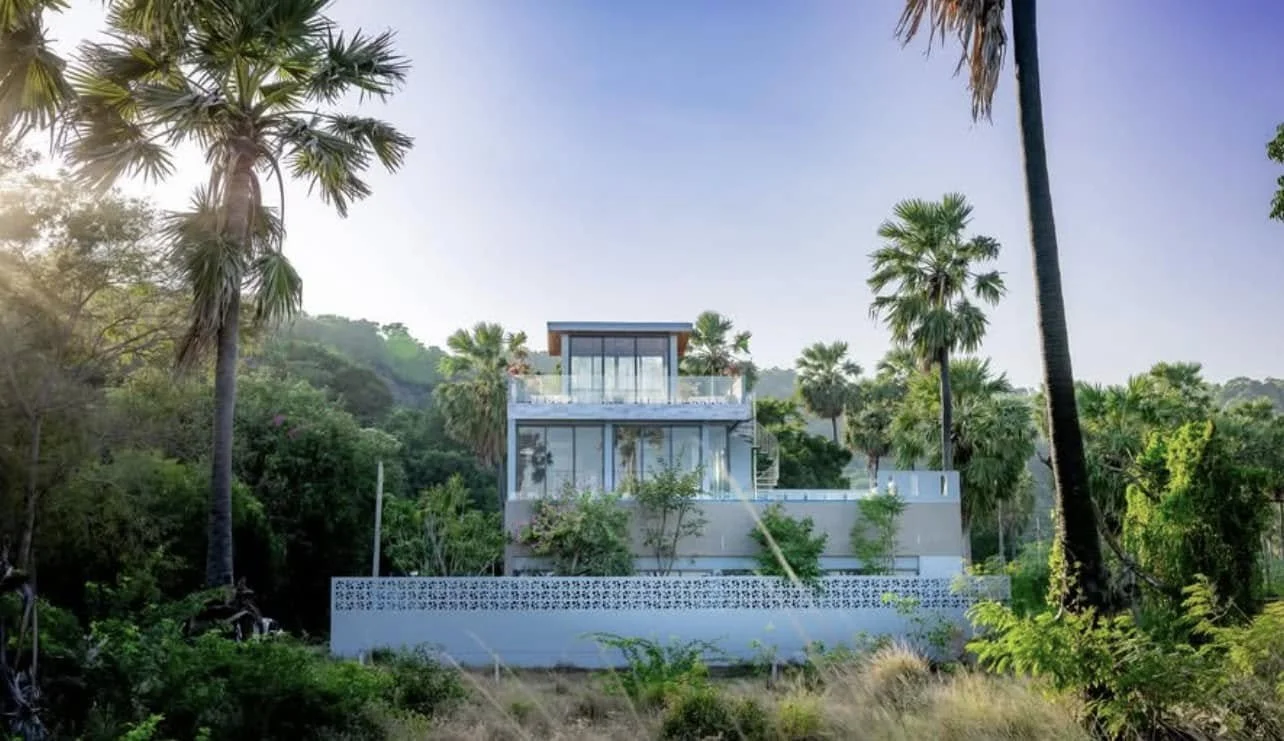 Villa Exterior: A commanding perspective of the modern 4-bedroom residence.