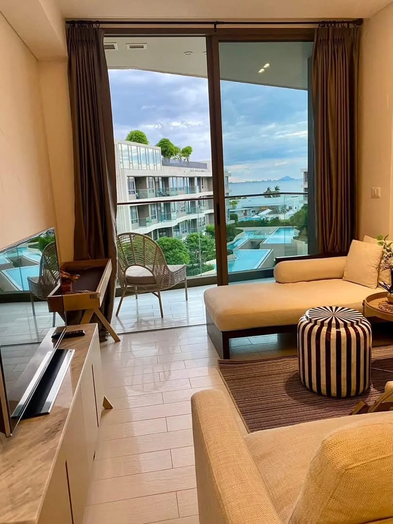 Luminous Living & Rest: A wide-angle view of the immaculate 1-bedroom layout.