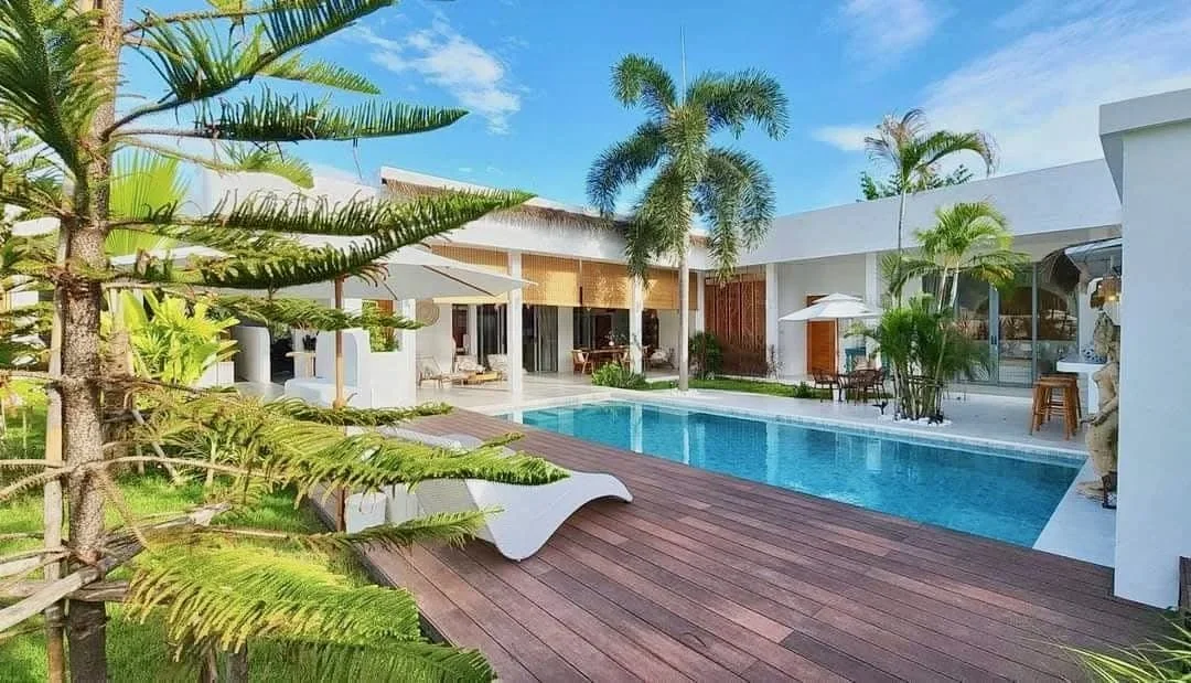 A 300sqm masterclass in sustainable luxury, featuring a 10kW solar system and a professional outdoor entertaining suite. Located moments from Pineapple Valley, it is the ultimate sanctuary for the eco-conscious epicurean.