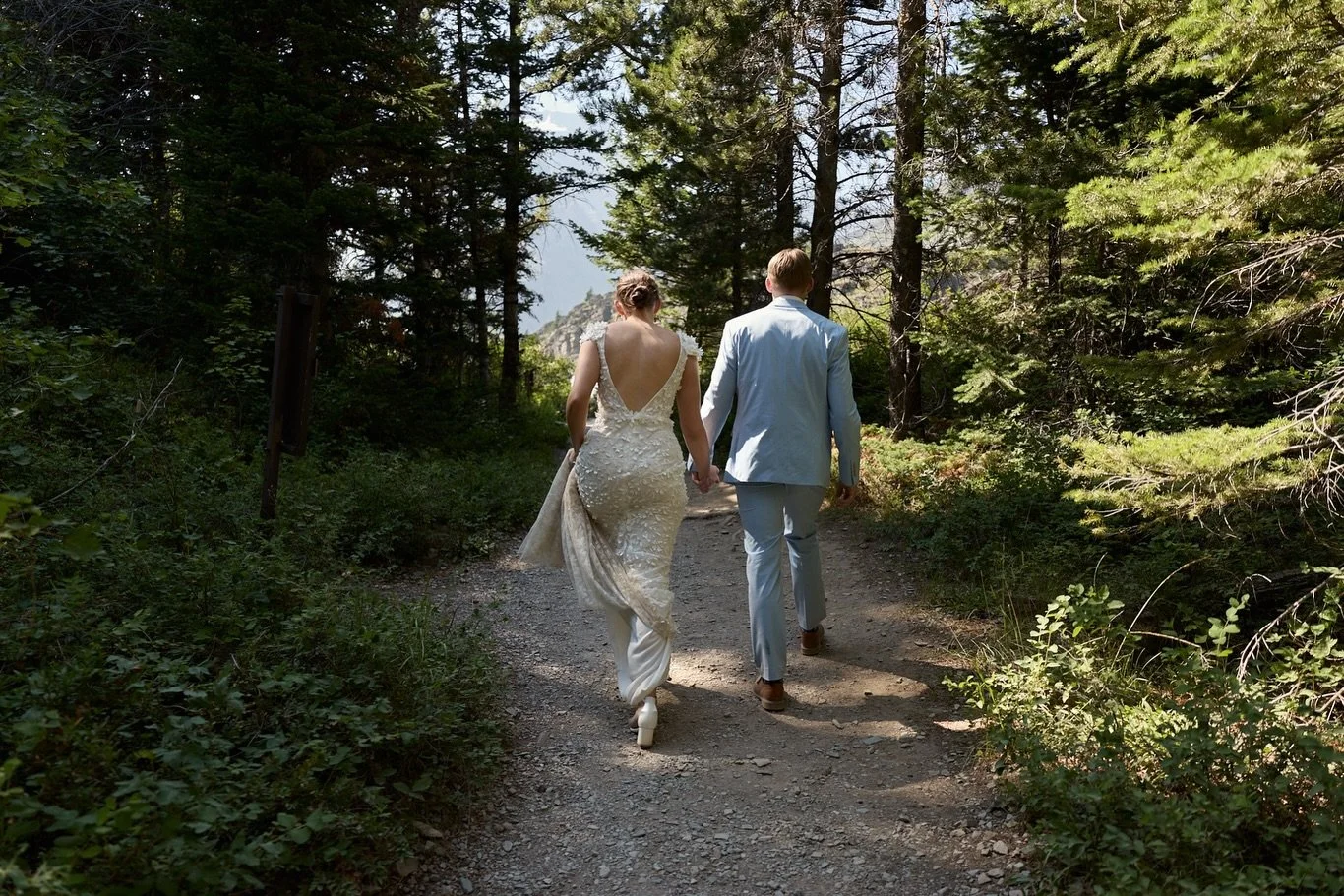 Love a bride who is up for a hike 🏔️