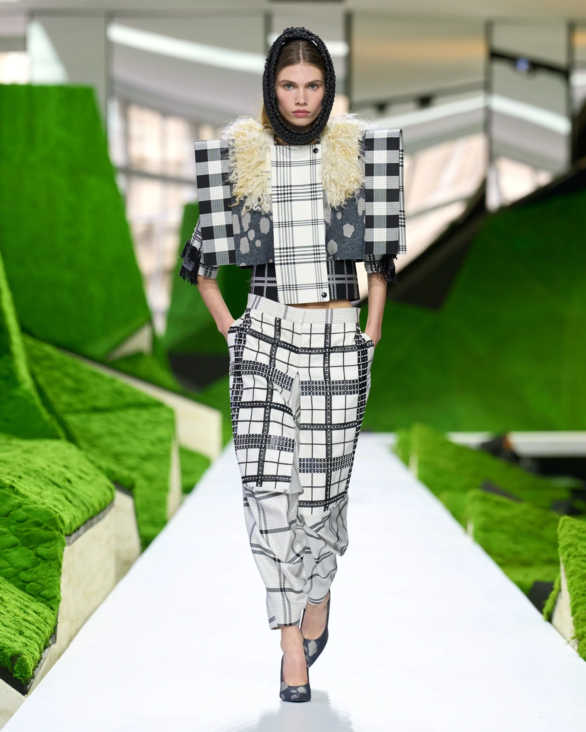 WOMENFW26_RUNWAY_LOOKS_4X5_049.jpg
