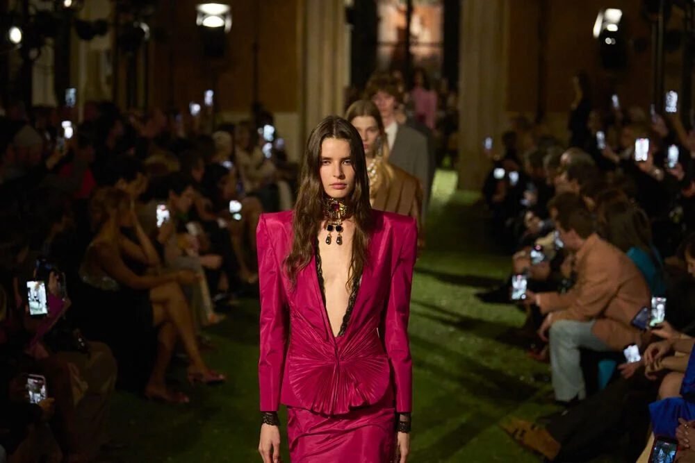 The Return of the Cinched Blazer: The 1950s Silhouette Defining Summer 2026