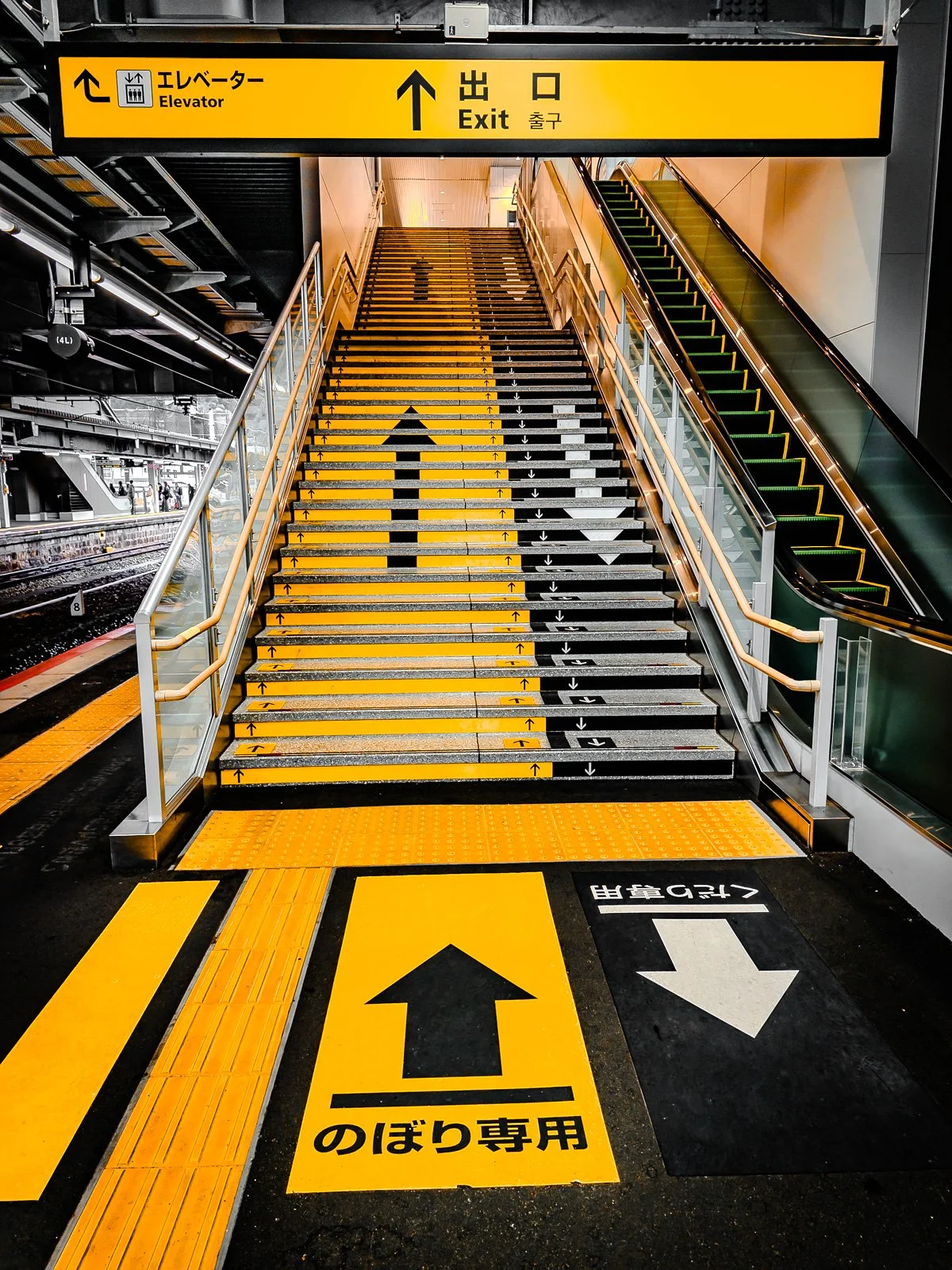 Bahnsteig mit Treppenaufgang, Japan