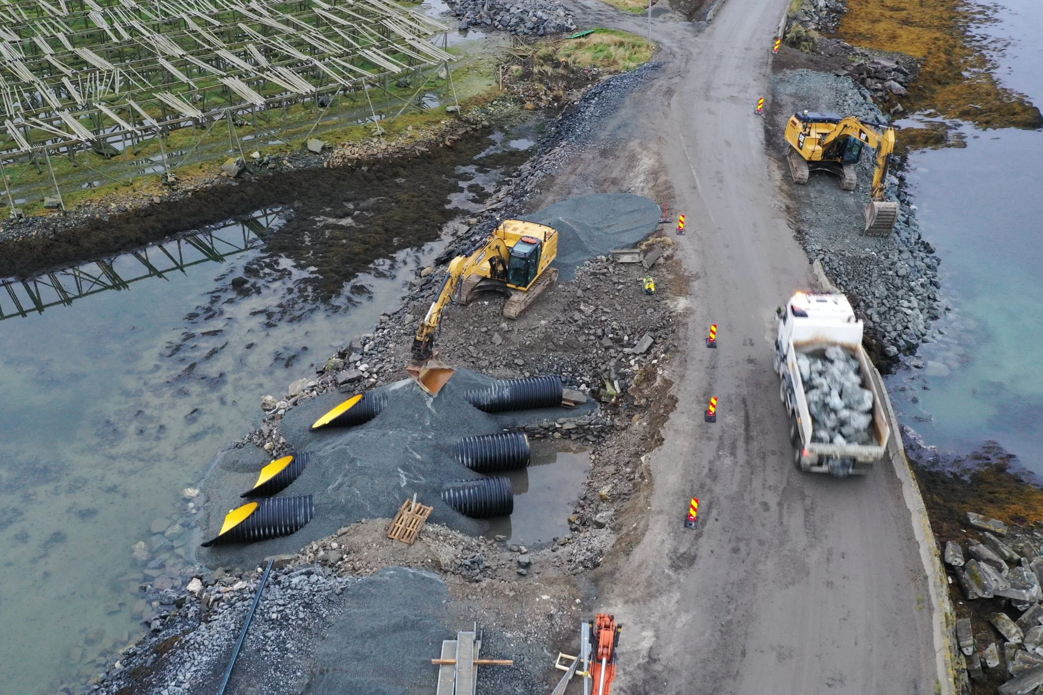 PK Strøm som jobber med utarbeiding av en vei