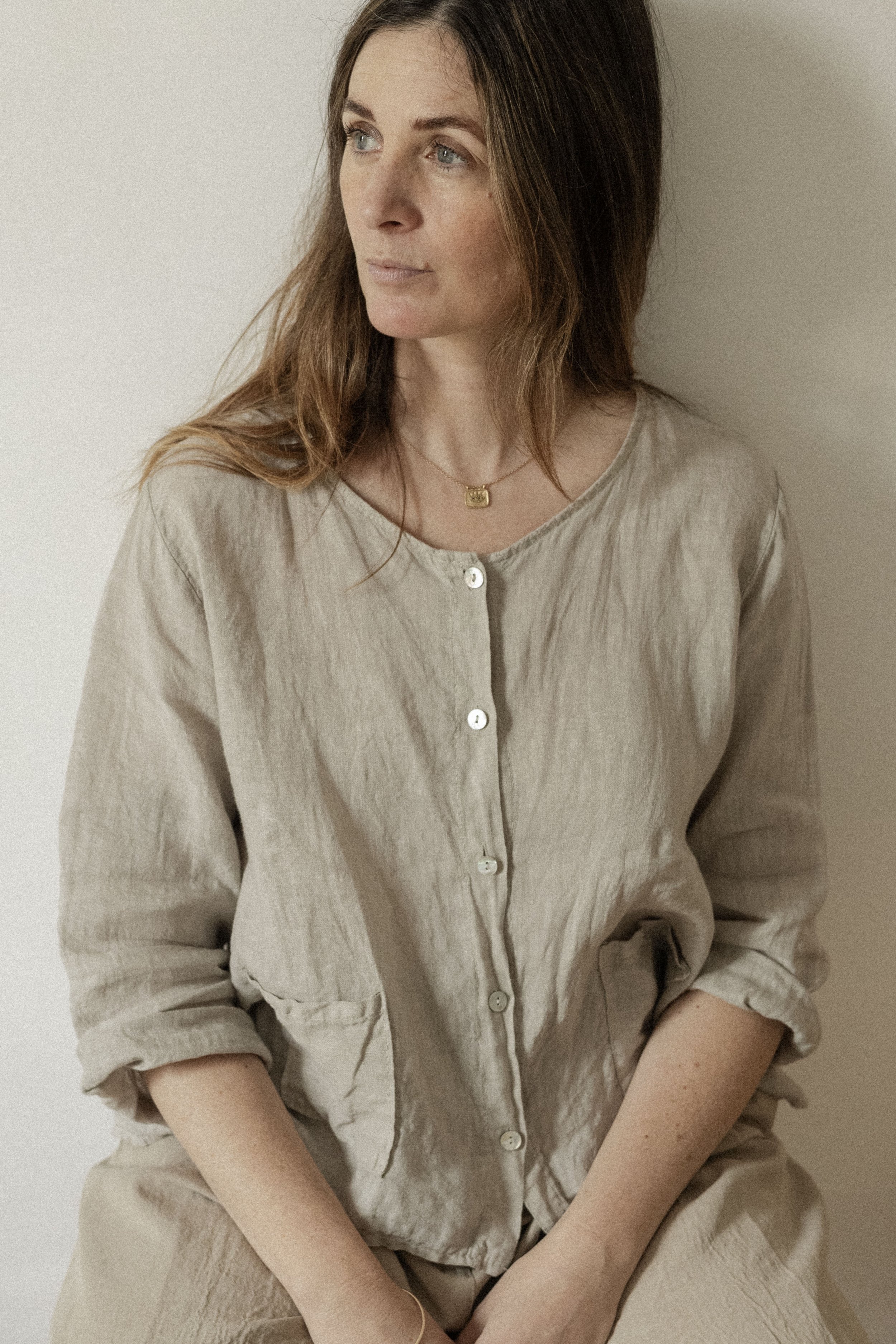 Isabelle Mai home organiser, travaillant sur les supports de cours de la formation