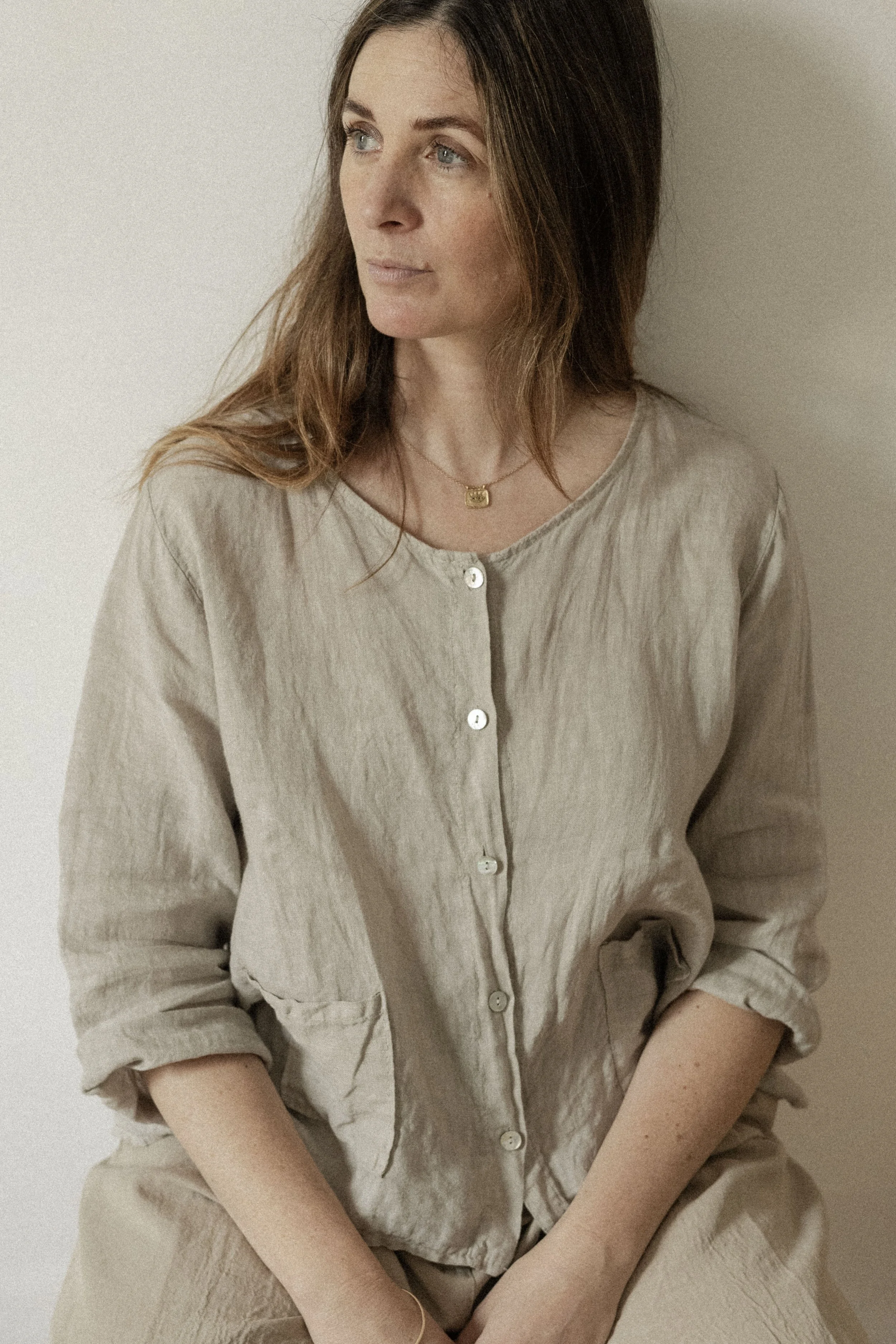 Isabelle Mai home organiser, travaillant sur les supports de cours de la formation