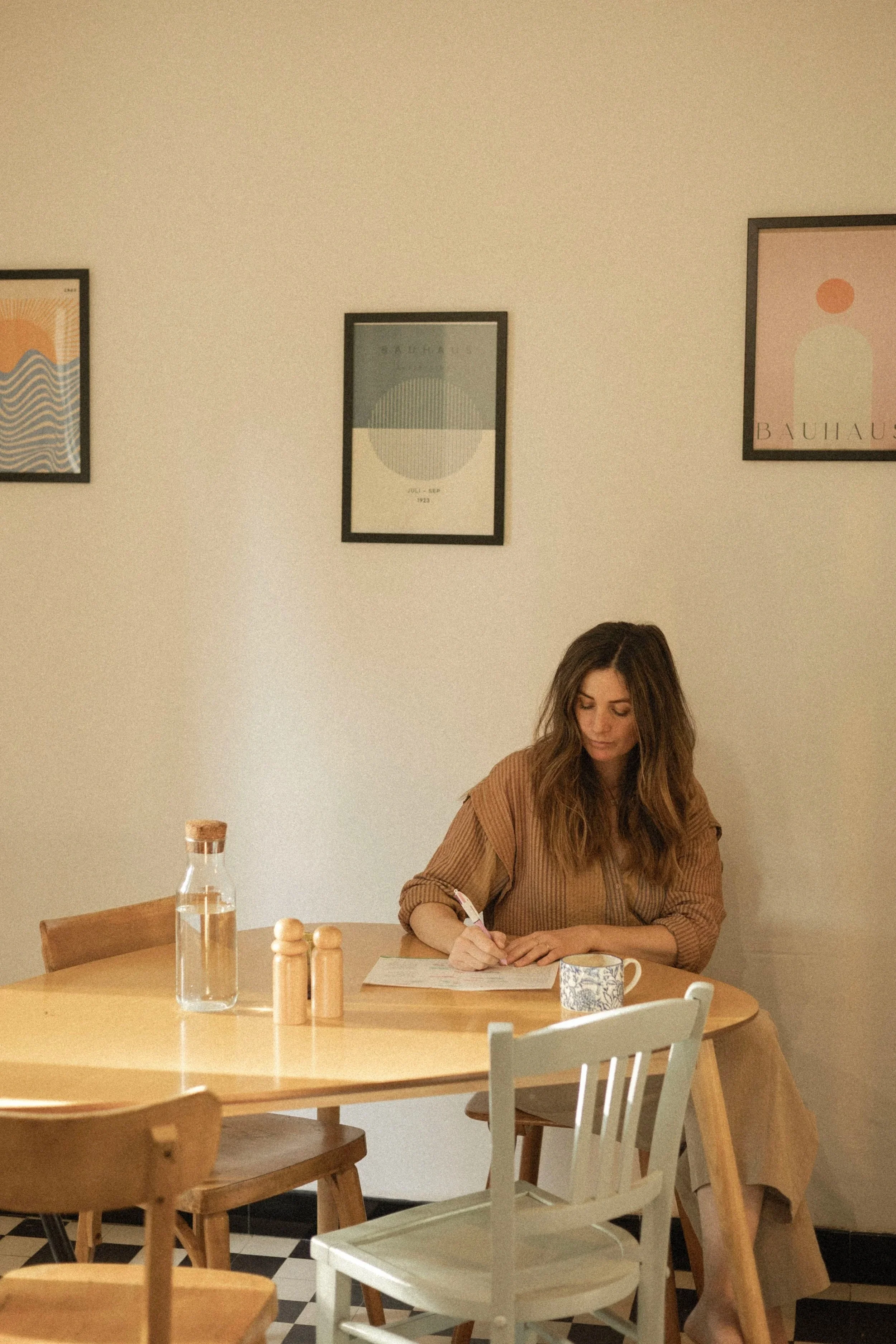 Isabelle, la créatrice de la formation home organiser, préparant le contenu pédagogique