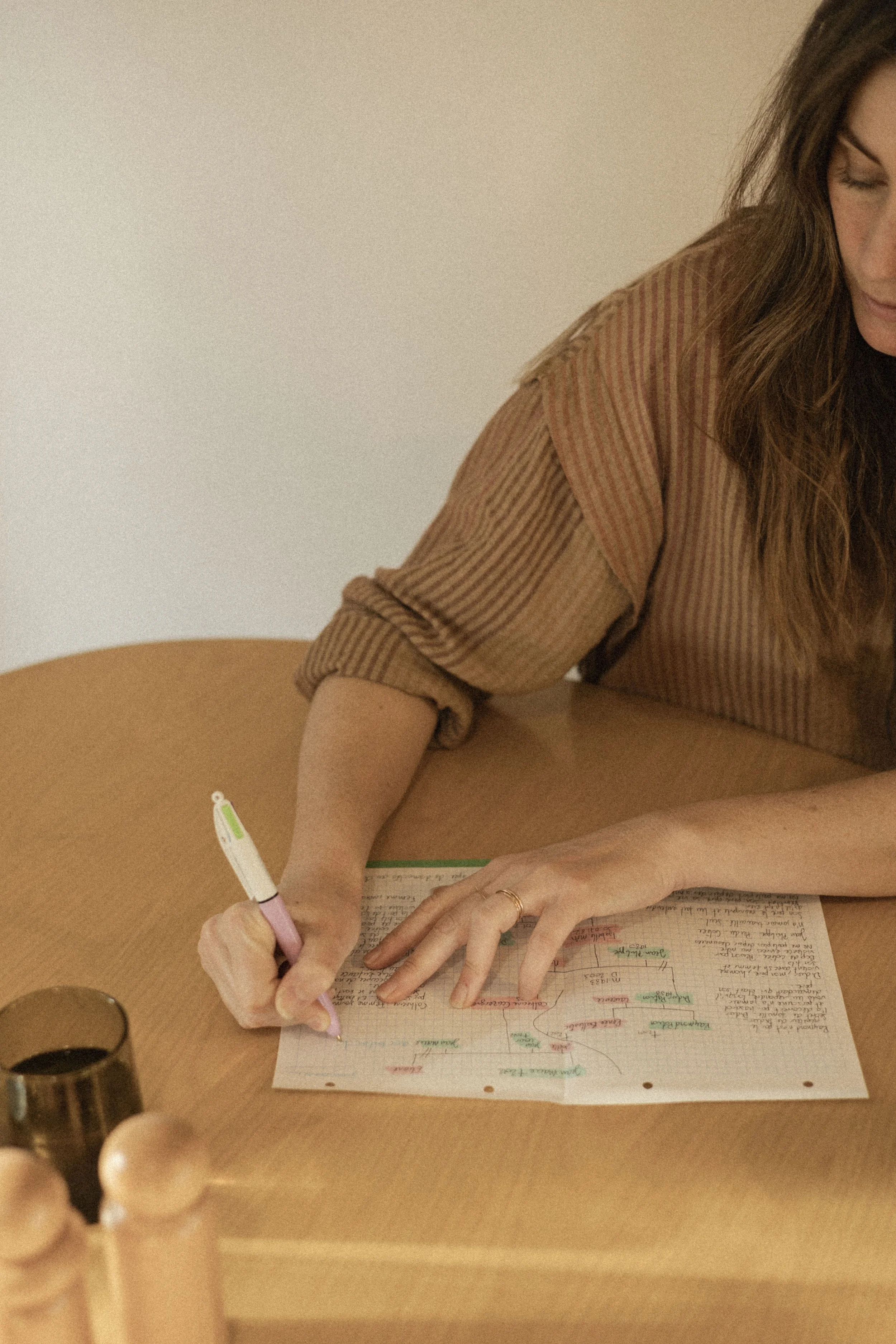 Home manager qui met un place un planning de routines avec sa cliente