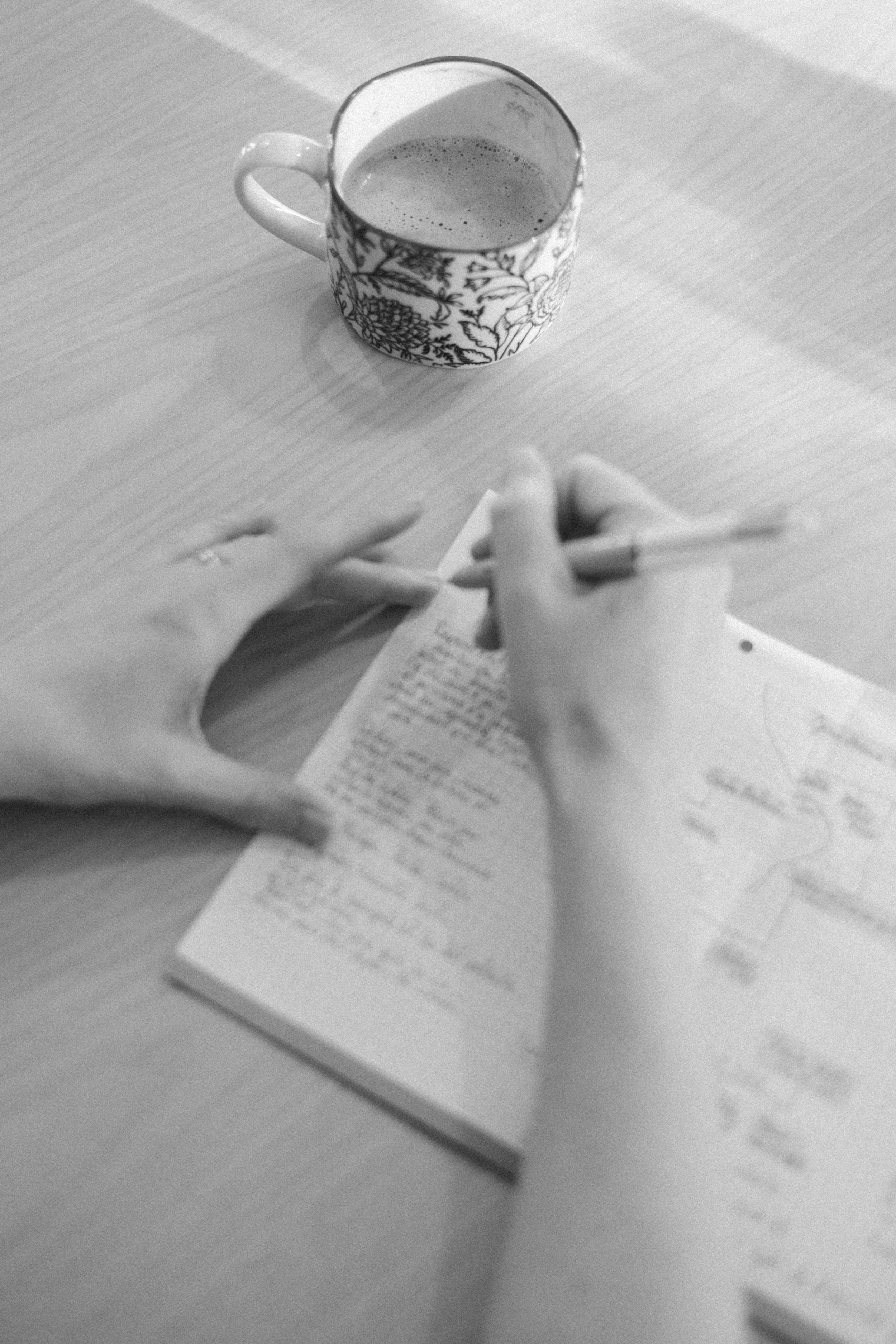 Un coach en organisation qui prend des notes lors d'une mission home organising