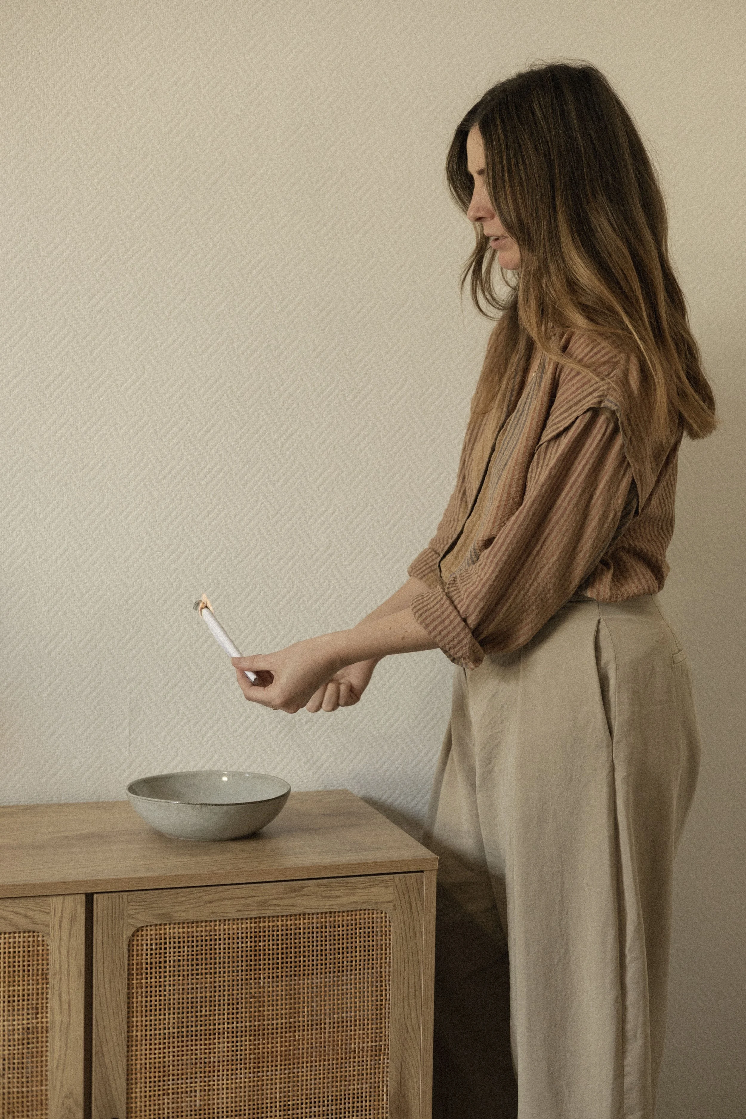 Formatrice au métier de Home Organiser expliquant comment nettoyer des espaces de vie