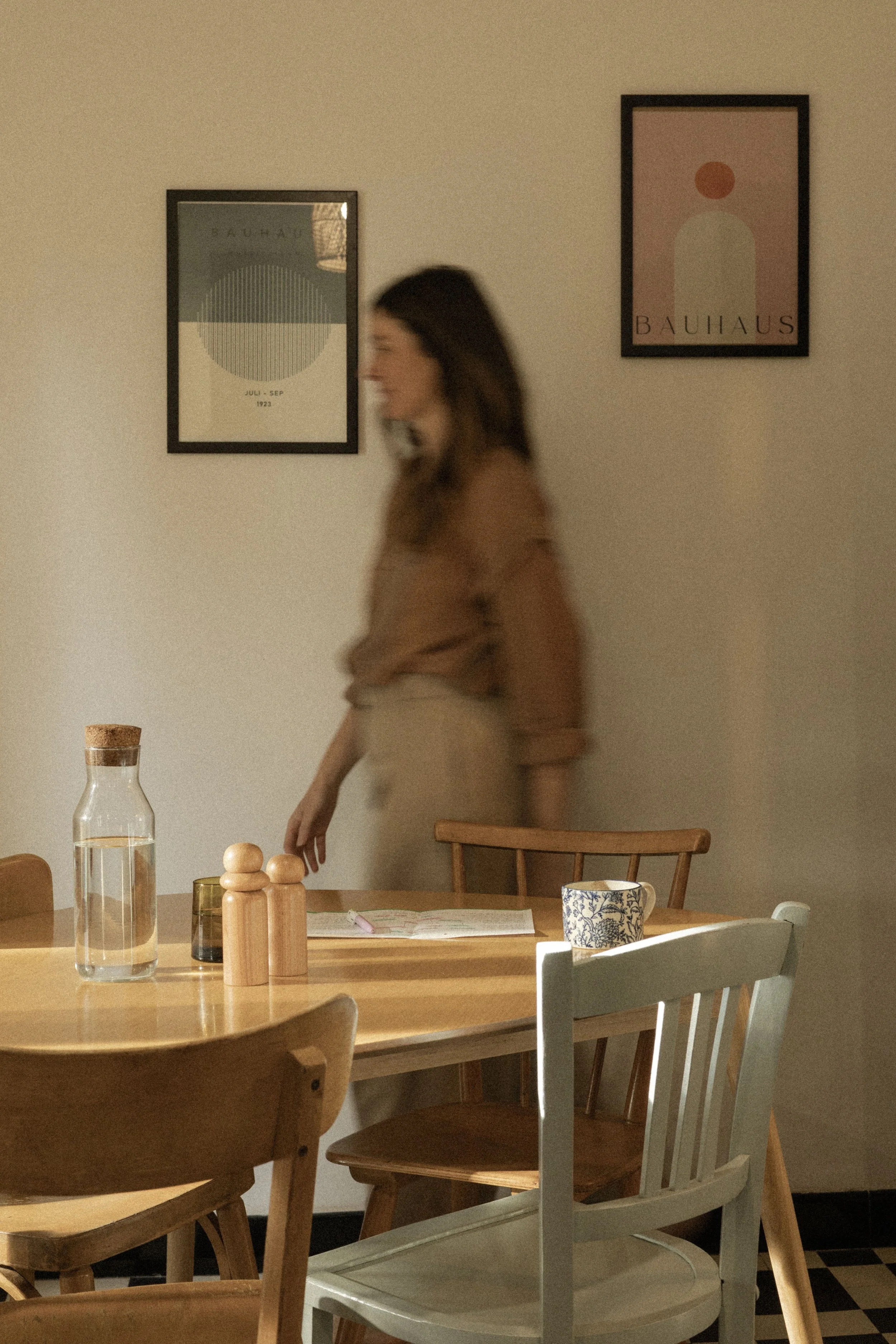 formatrice home organiser à son bureau, développant sa méthode de tri