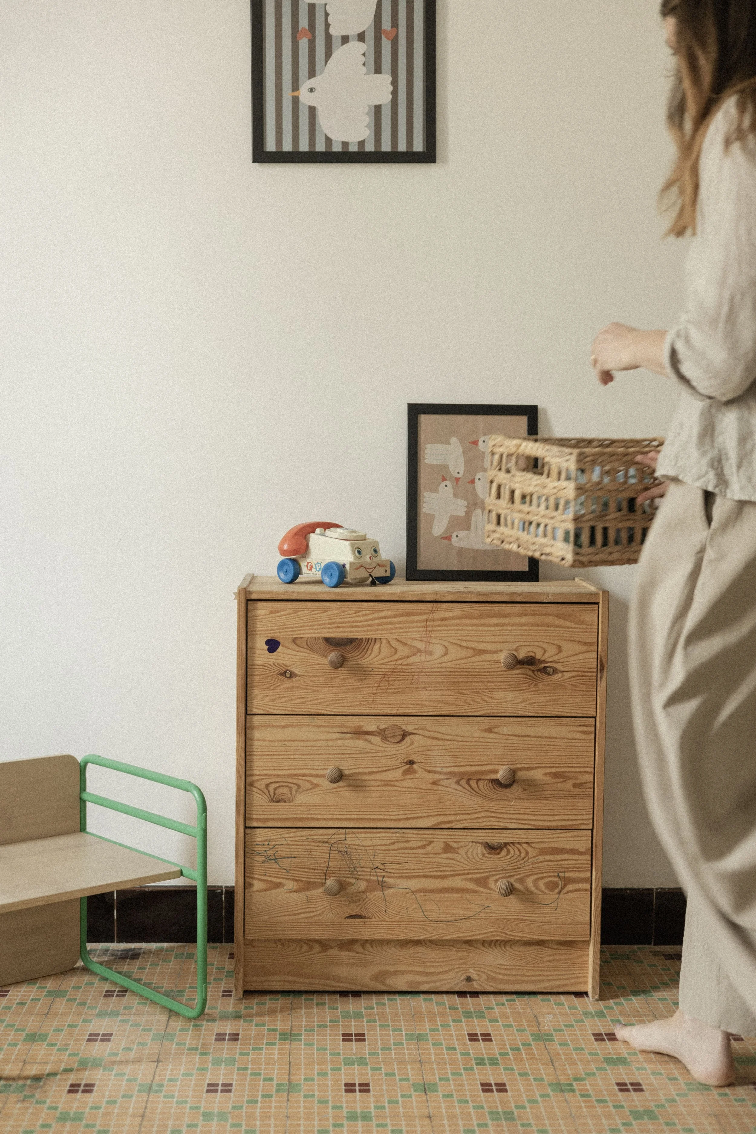 Formatrice home organising accompagnant une cliente dans le tri de ses placards