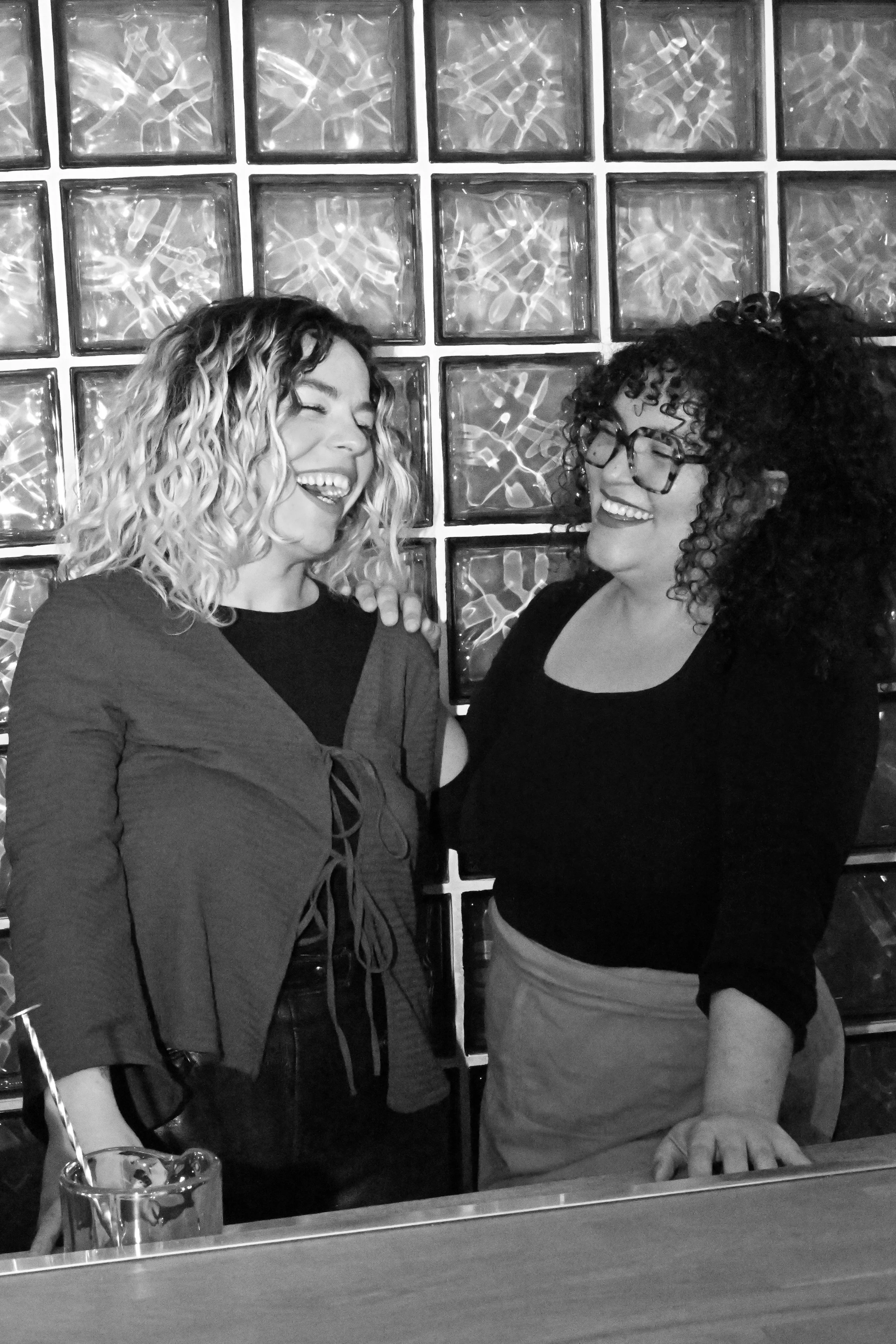 Deux femmes souriantes qui constituent l'équipe du restaurant : Alizée Rat la cheffe et propriétaire, et Colline Duparc la cheffe de salle.