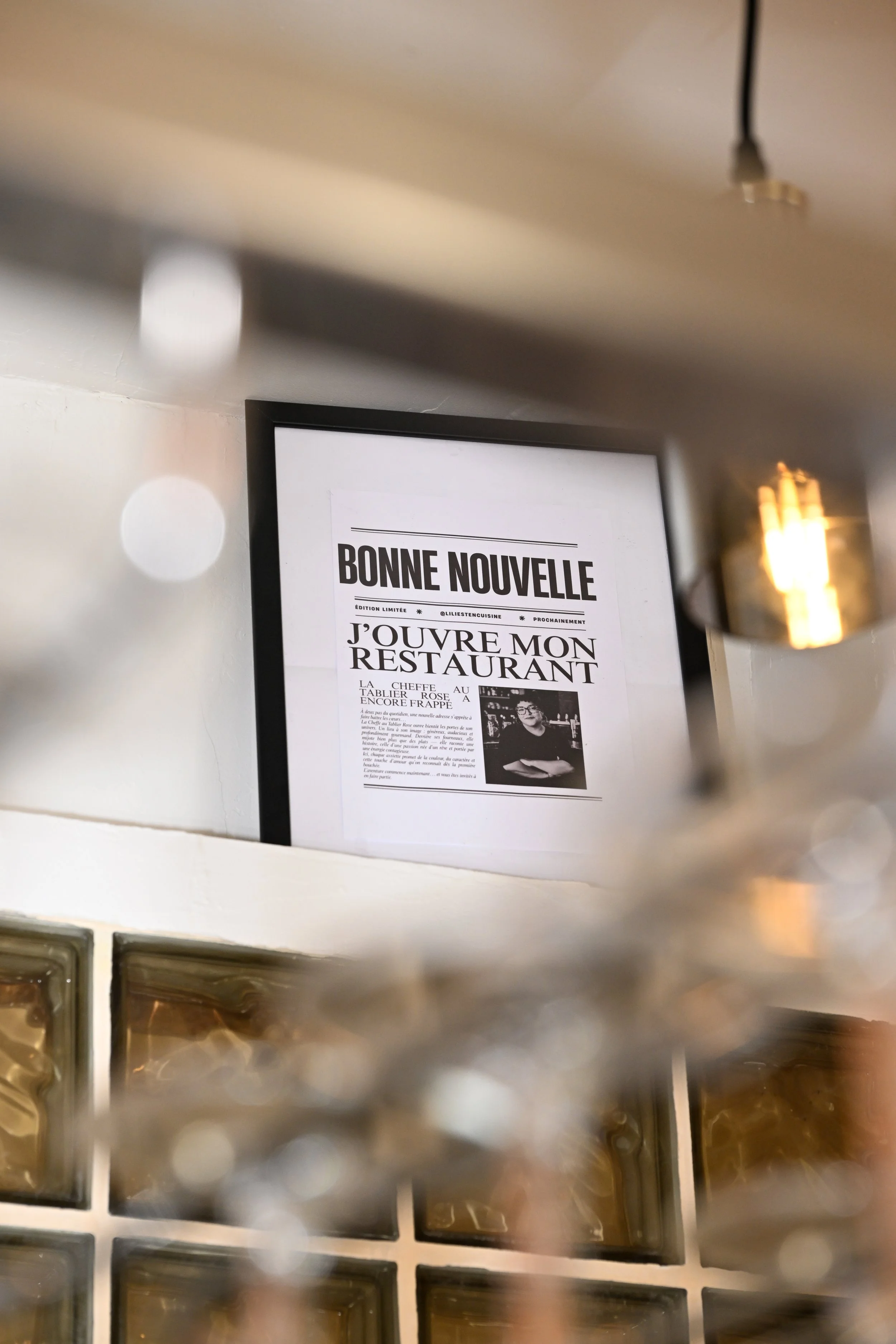 Affiche avec le message 'Bonne nouvelle, j'ouvre mon restaurant' et une photo d'une femme.