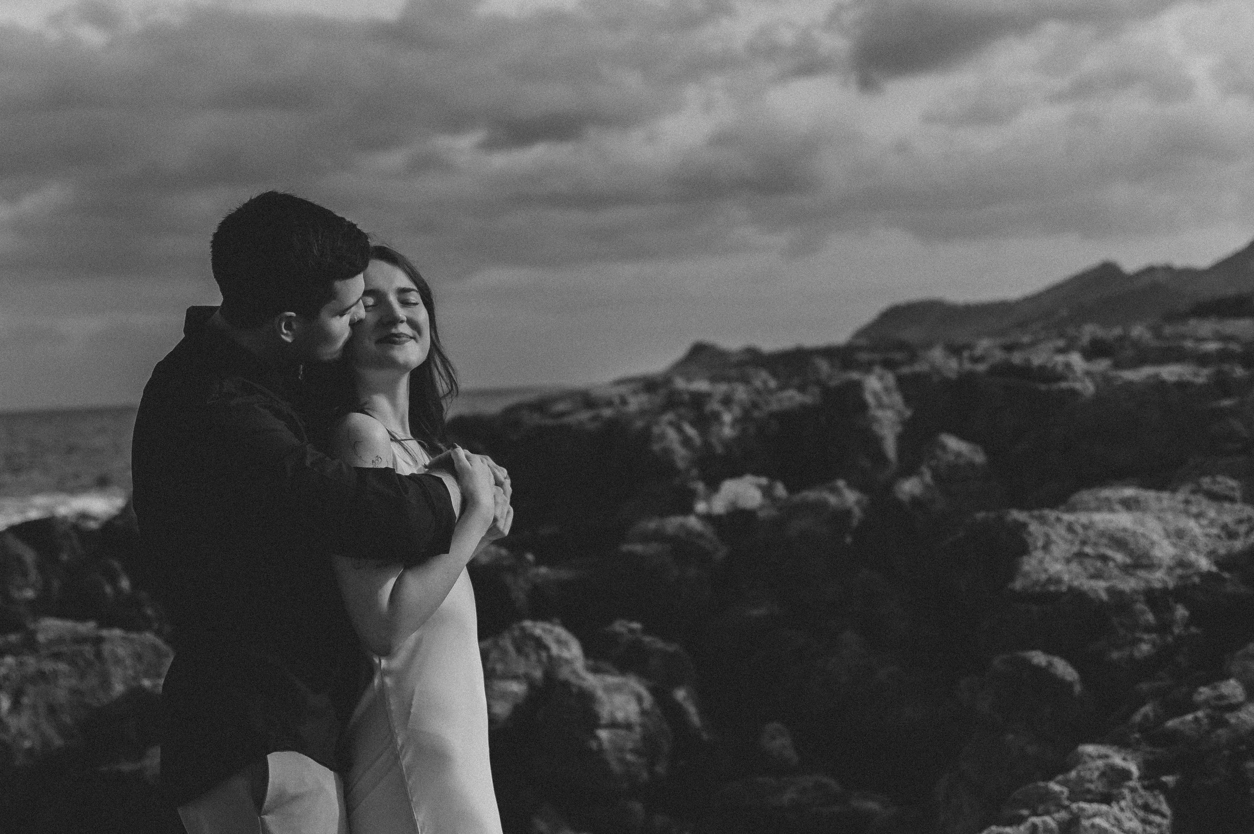 Fotógrafo de pedidas de mano en Mallorca para parejas que viajan.