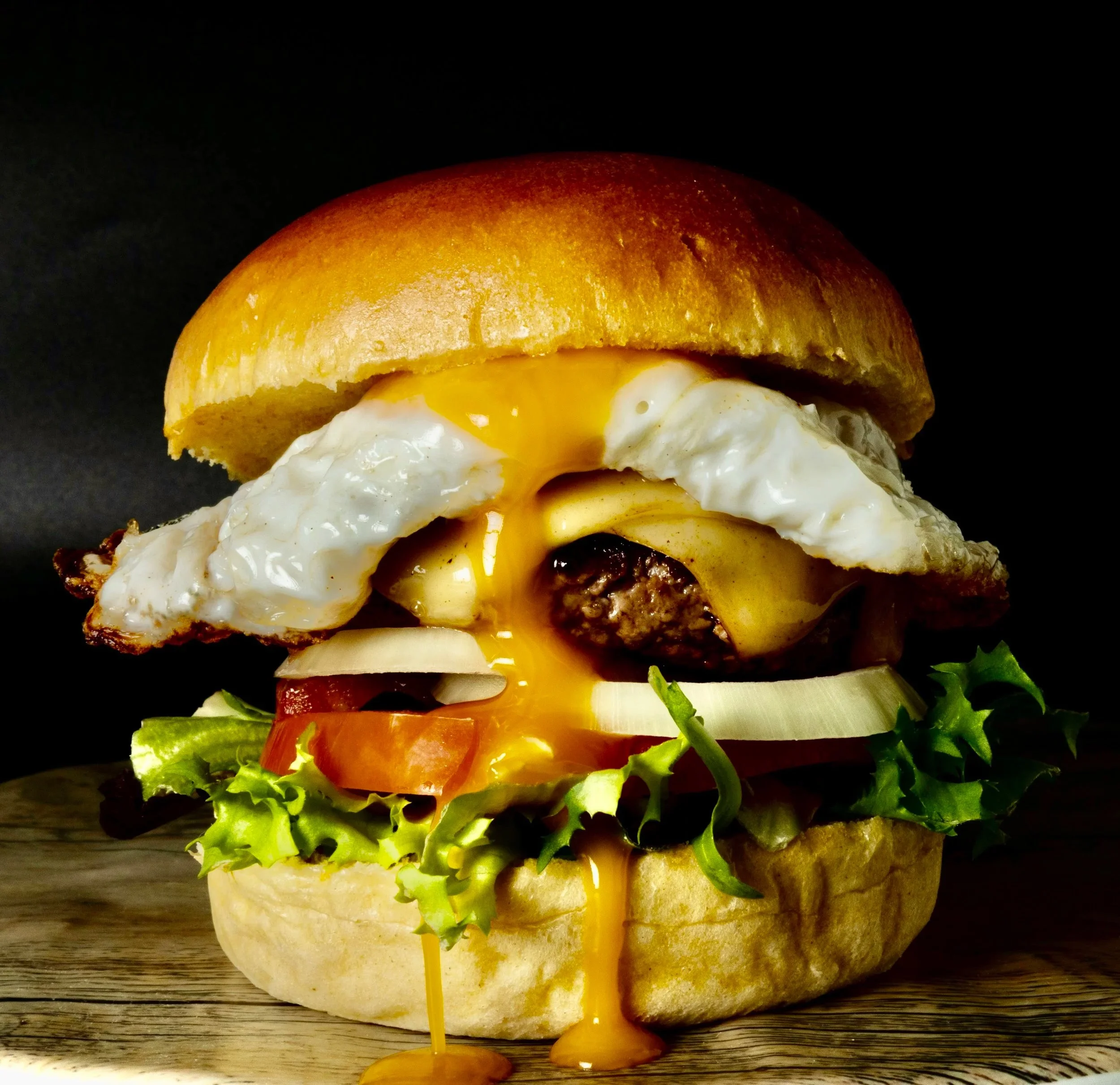 Fotografia gastronómica de hamburguesa gourmet con huevo para restaurante en Donostia san Sebastian
