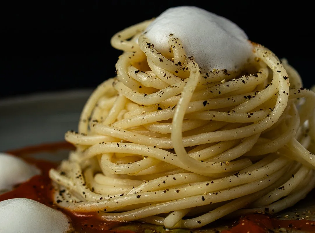 Fotografía gastronómica profesional de pasta con espuma de burrata para restaurante en Donostia