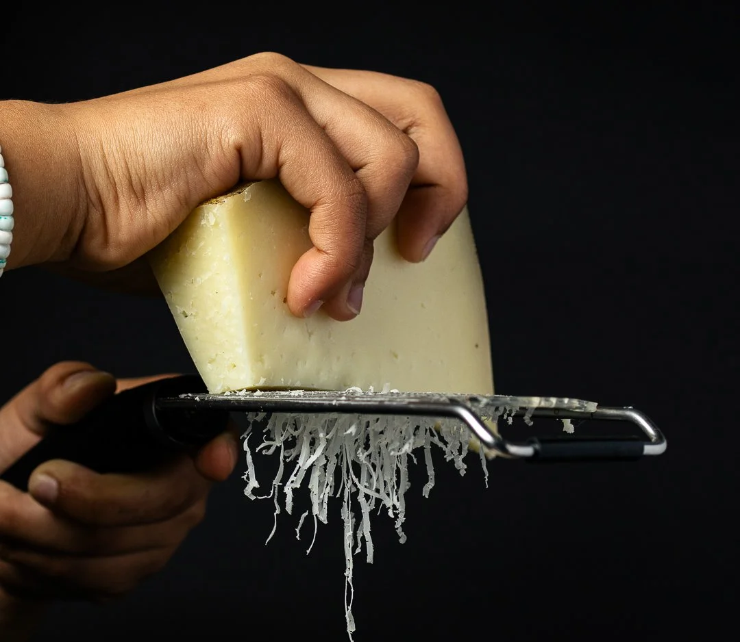 Fotografía gastronómica profesional rallando queso para restaurante en guipuzcoa