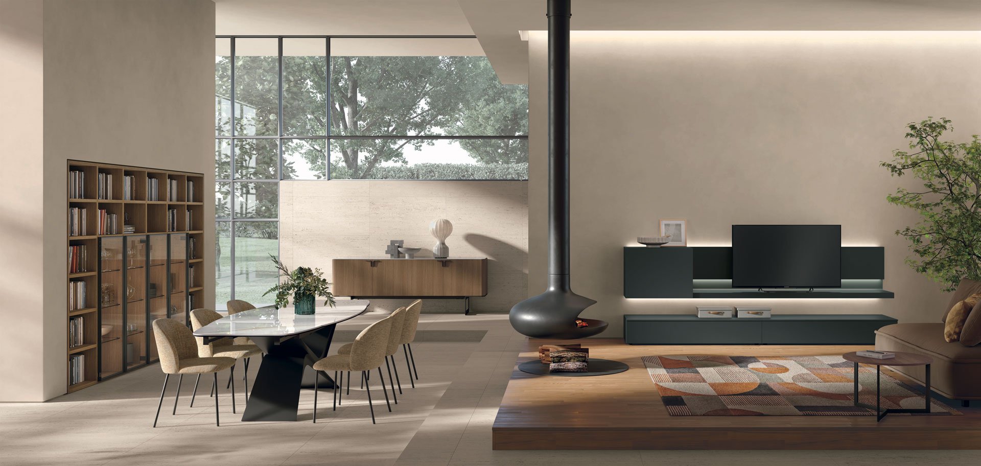 Salon moderne avec cheminée suspendue, télévision sur un meuble bas, canapé beige, table basse avec livres, bibliothèque en bois, grande fenêtre avec vue sur des arbres, tapis géométrique, lampe décorative et plantes d'intérieur.