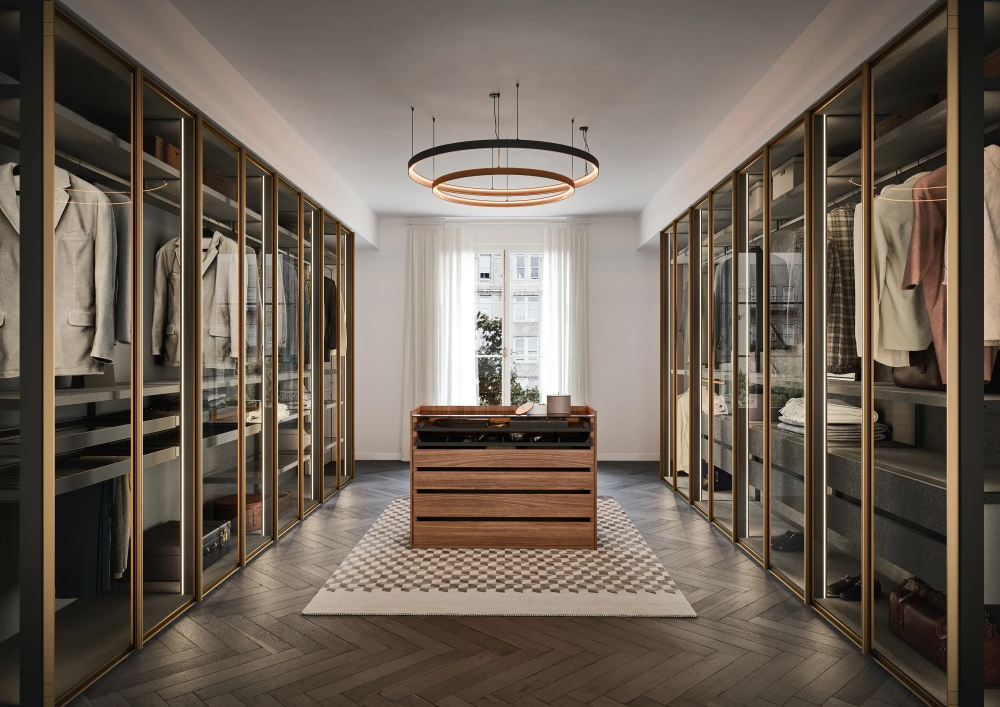 Une arrière-cour d'une chambre ou dressing élégante avec des armoires en verre doré remplie de vêtements, un tapis géométrique, une fenêtre avec des rideaux blancs, un meuble en bois au centre.