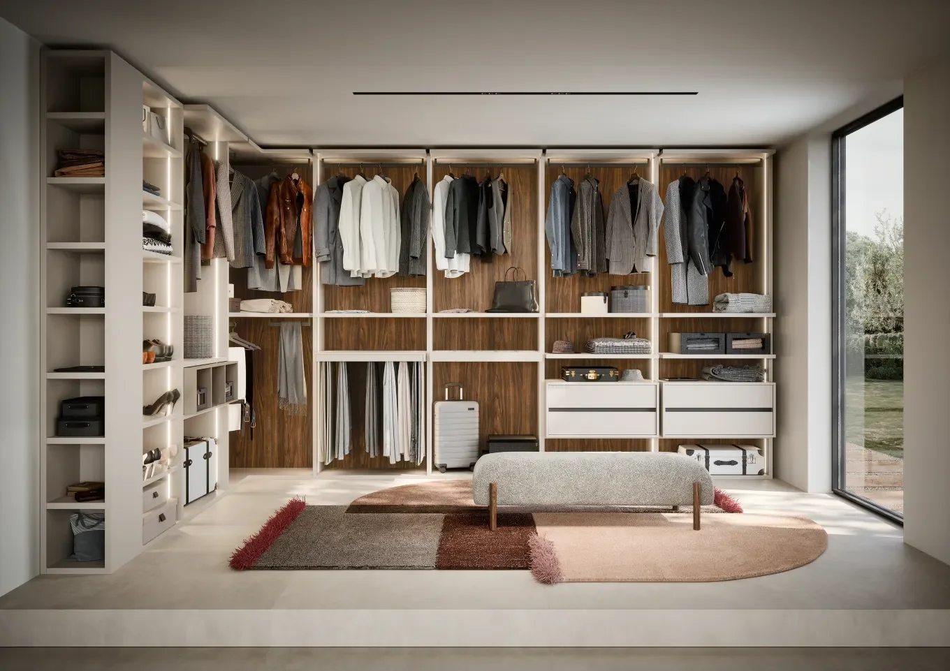 Un dressing moderne avec des vêtements suspendus, des étagères contenant des chaussures, des sacs et des boîtes de rangement, une chaise et un tapis au centre, avec une grande fenêtre laissant entrer la lumière naturelle.