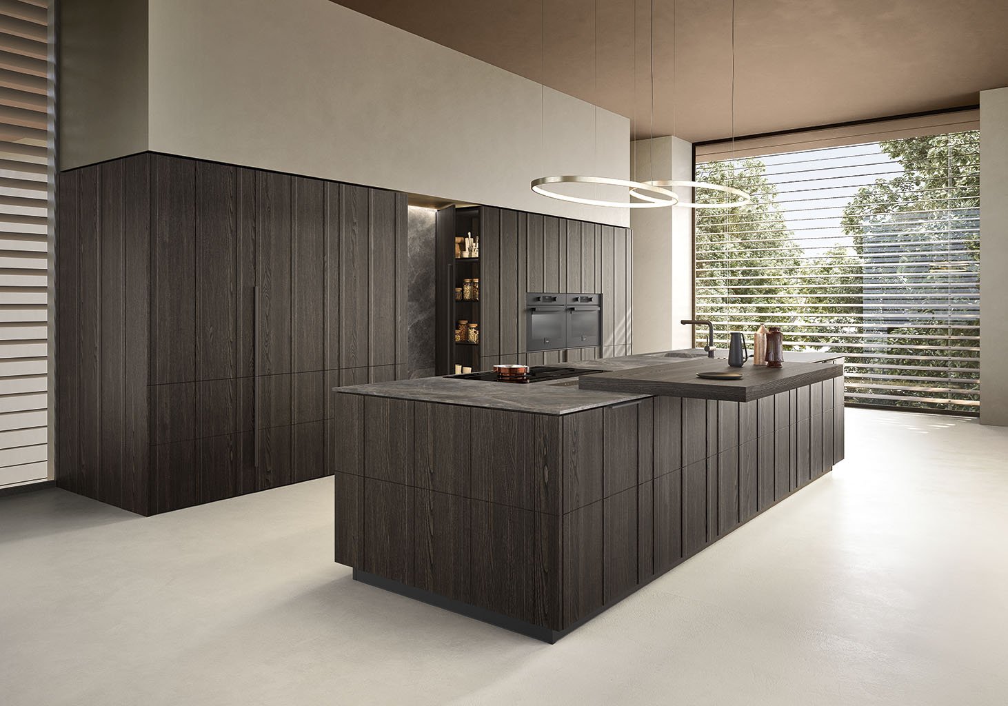 Cuisine moderne avec un îlot en bois foncé, grands fenêtres avec volets et lumière naturelle, éléments de décoration minimalistes.
