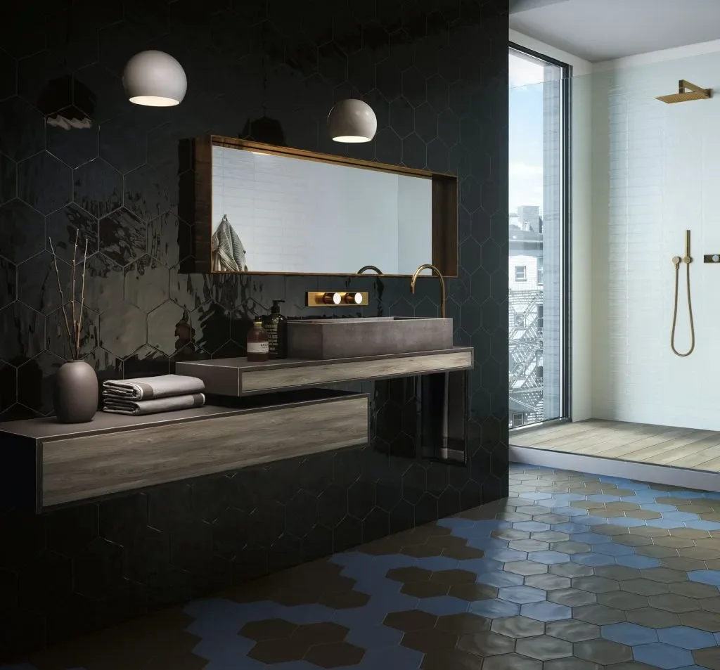 Salle de bain moderne avec un mur noir en carreaux hexagonaux, un miroir rectangulaire avec une vasque en béton, un éclairage suspendu blanc, et une cabine de douche avec un plafond en bois et une grande fenêtre.