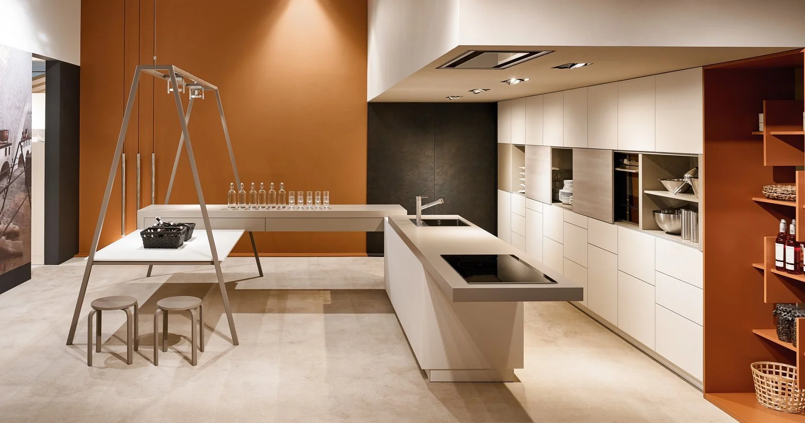 Cuisine moderne avec îlot blanc, étagères ouvertes en bois, murs bicolores (blanc et noir), et espace de rangement organisé.