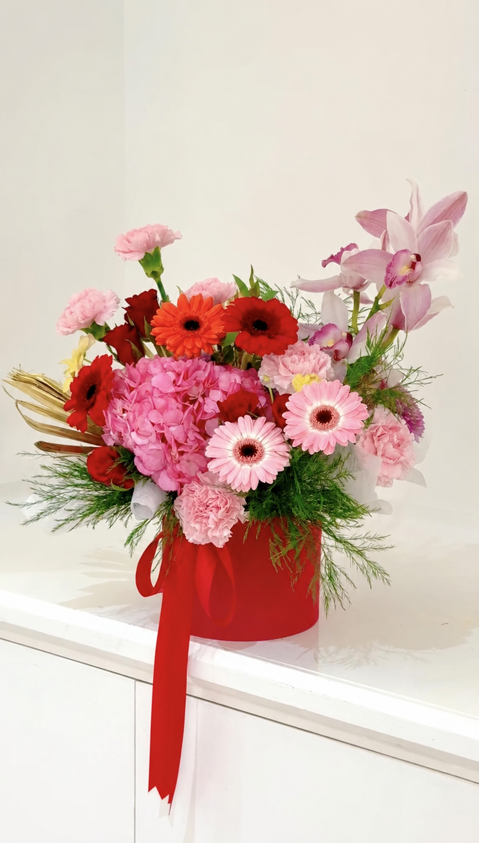 £98 Pink & Red Luxury Hatbox Arrangement.png