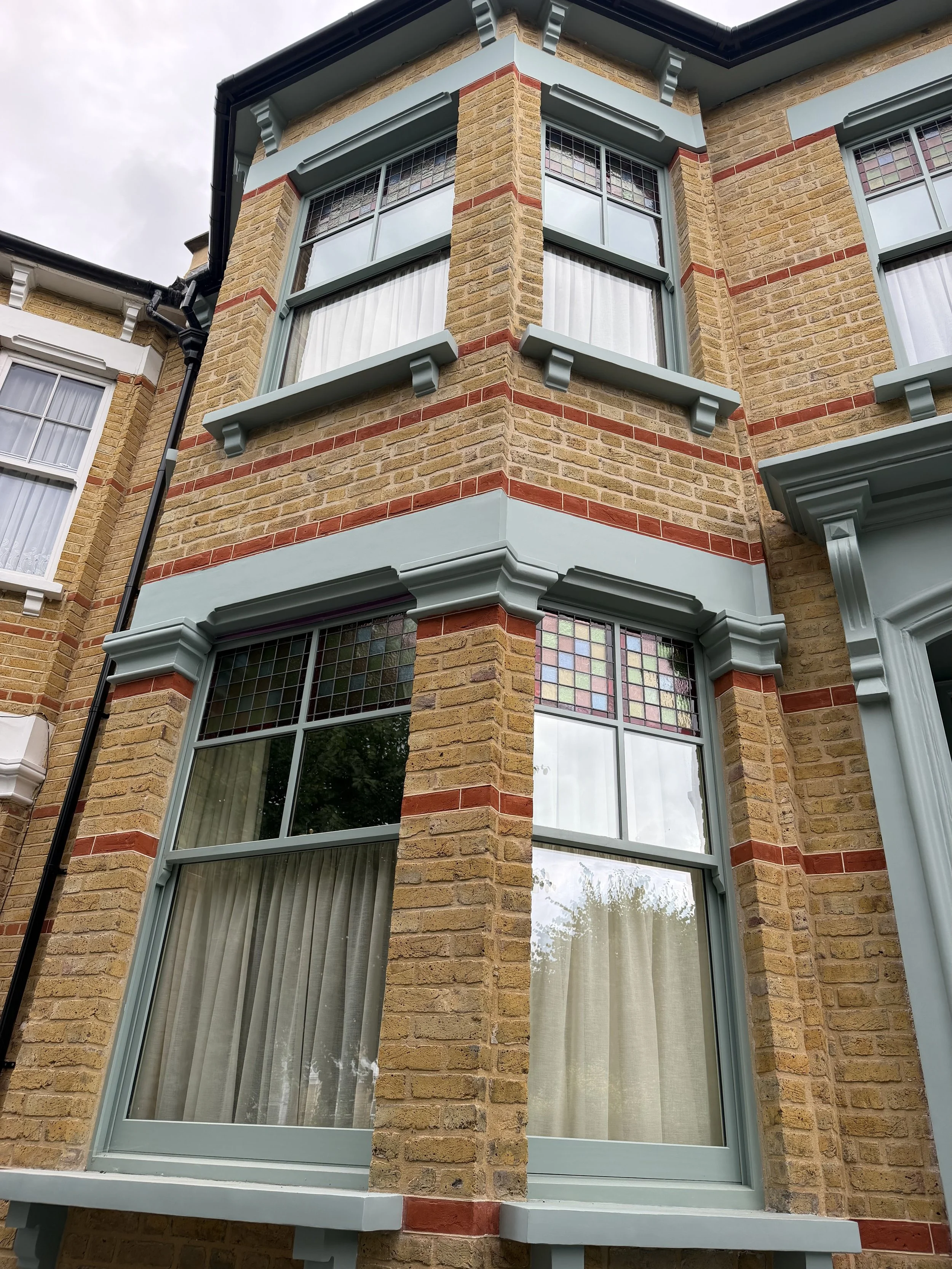 A distinctive facade, complemented by joinery you can rely on. Our doors and windows are fitted with high-quality locks and expertly insulated, giving you lasting security, comfort and peace of mind.