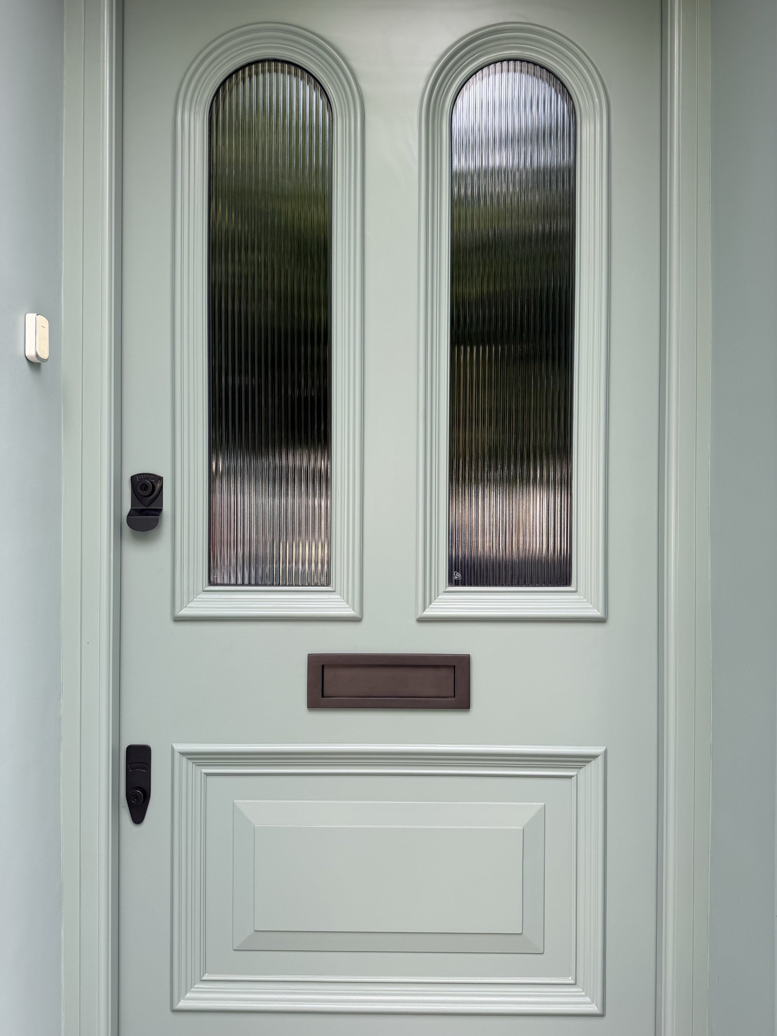 Reeded glass provides privacy from the outside while allowing plenty of natural light and visibility from the inside. It makes it easy to recognise familiar faces and identify delivery drivers or passers-by.
