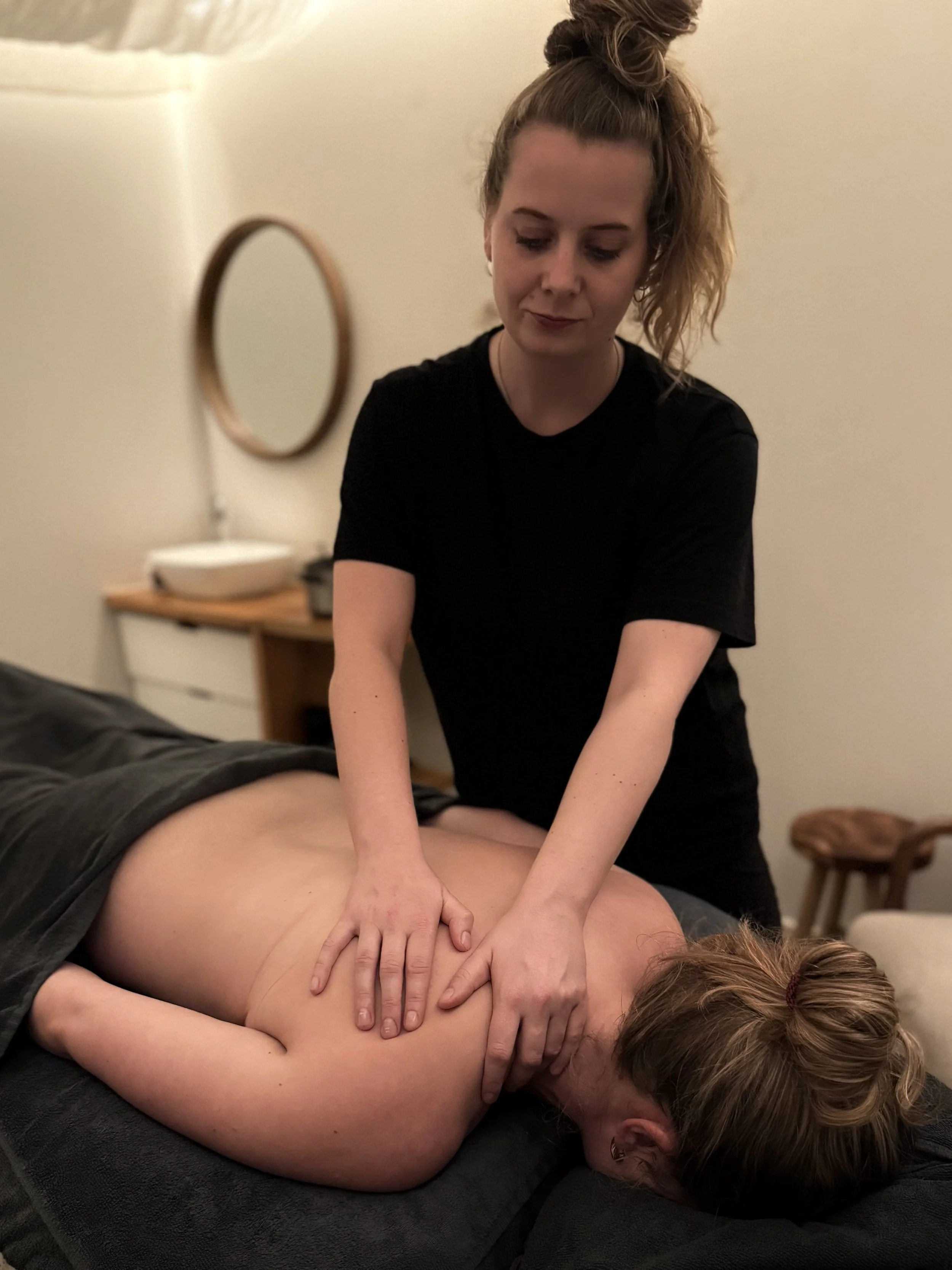 Anne-Carien geeft een post natale massage