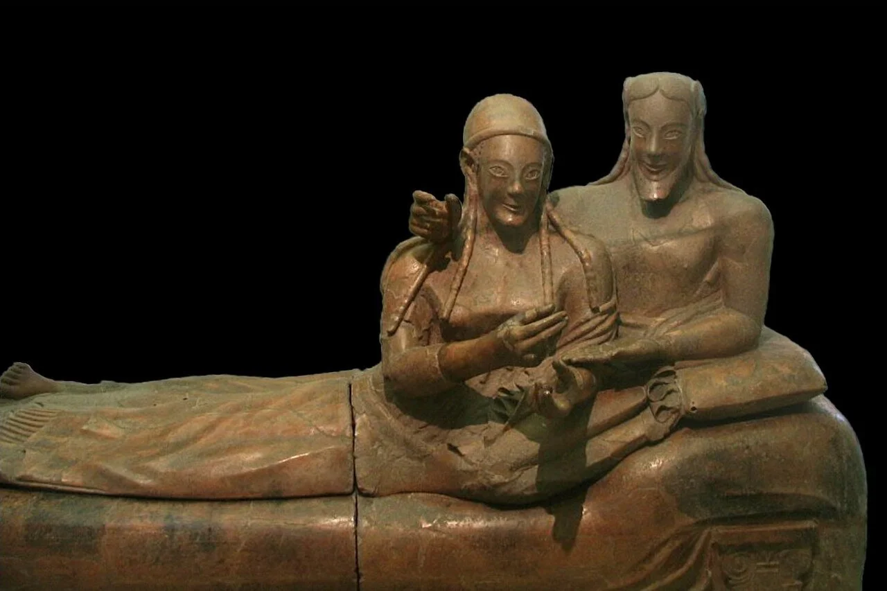 By Gerard M - File:EtruskischPaar1.jpg, CC BY-SA 3.0, https://commons.wikimedia.org/w/index.php?curid=79529088