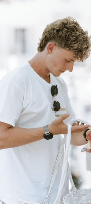 Sportif en t-shirt blanc consultant sa montre connectée