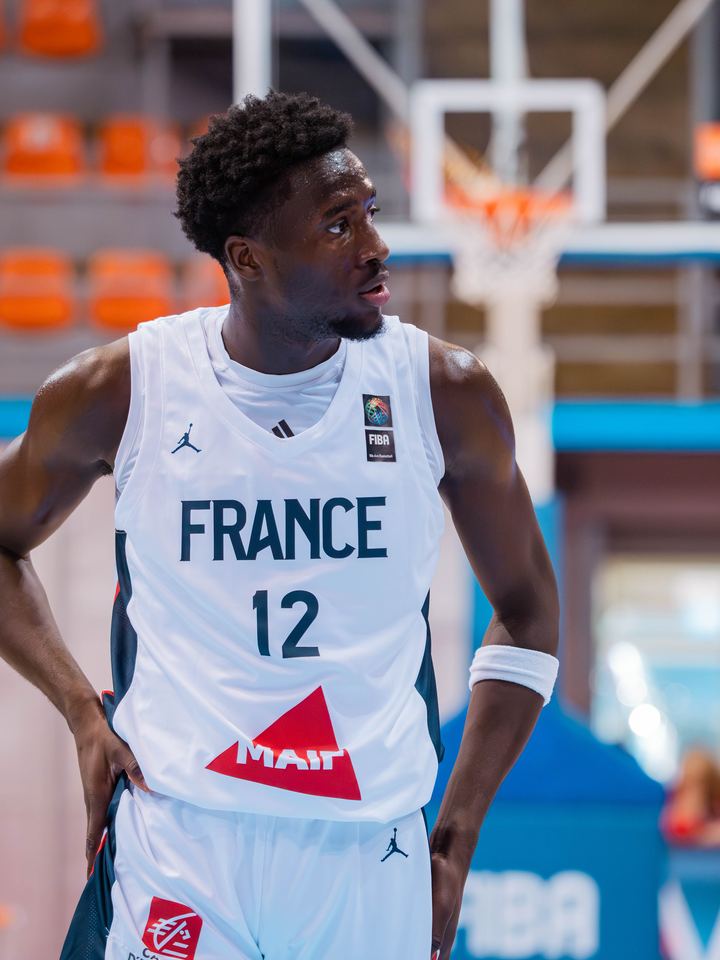 Basketteur en maillot de l'équipe de France sur un terrain